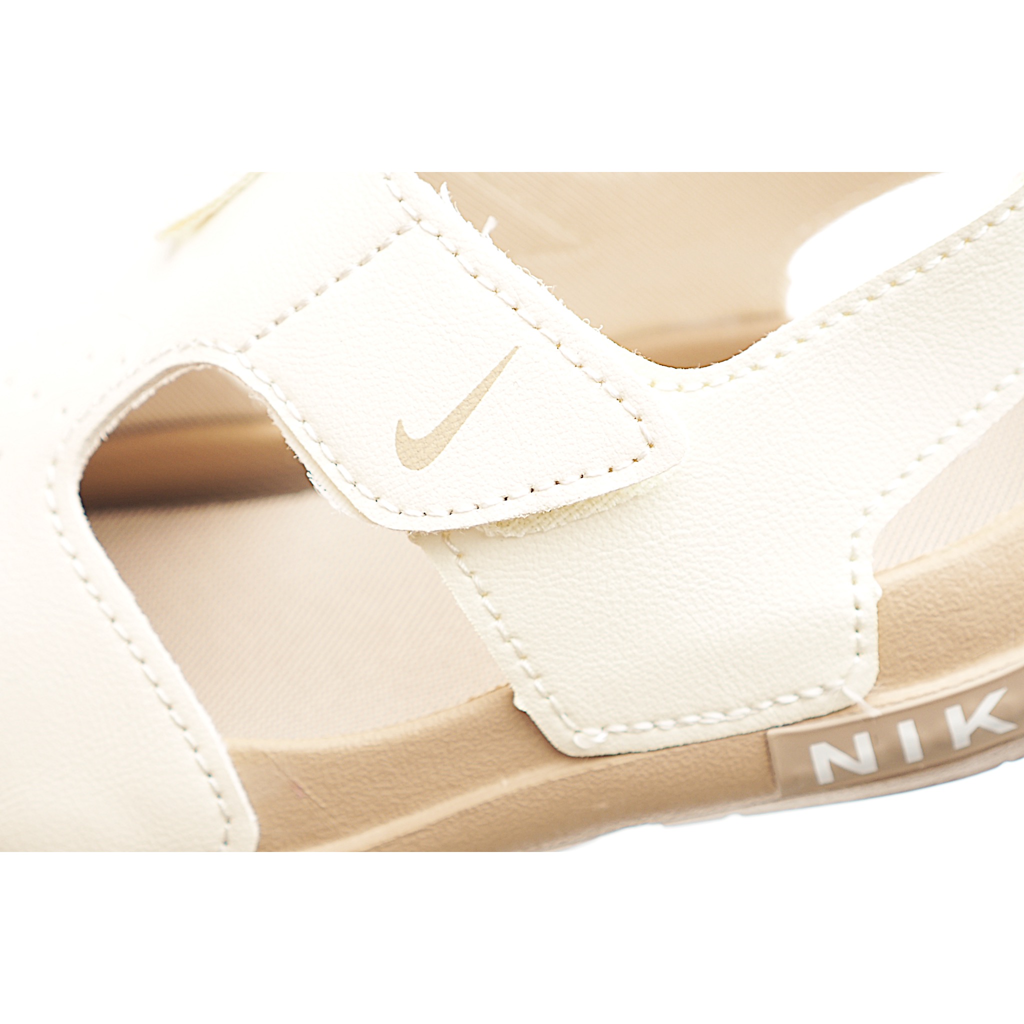 图片[9]-NK 包头飞机耳魔术贴儿童凉鞋 米杏色 采用鞋头包覆设计，并搭载富有抓地力的外底，堪称户外畅玩的理想之选。配搭柔软的泡绵缓震设计，可随孩子的双足伸展弯曲。魔术贴粘扣固定带，便于穿脱；鞋面开口设计，赋予稚嫩双足透气感受。 尺码：22-35 货号：7002-选品中心