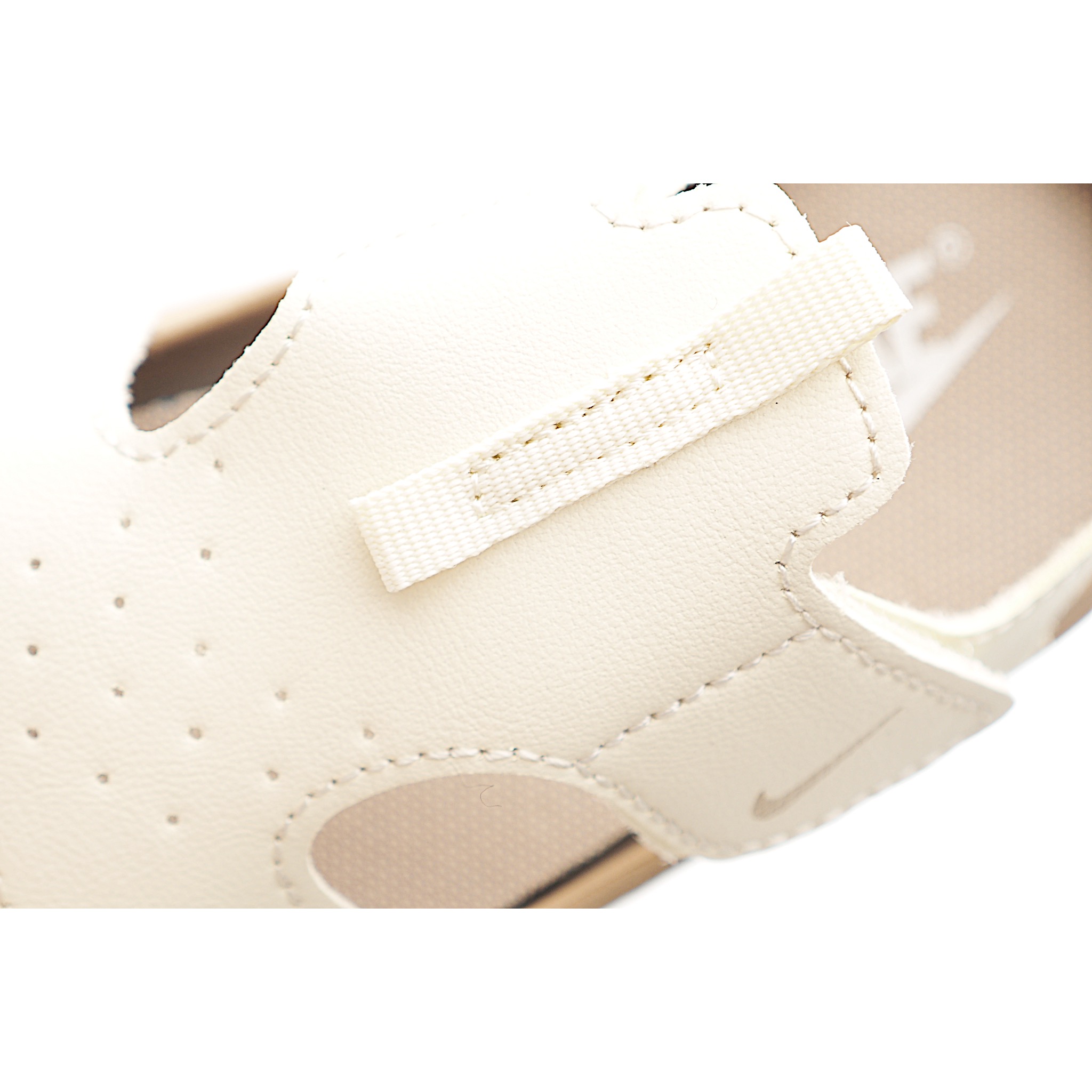 图片[8]-NK 包头飞机耳魔术贴儿童凉鞋 米杏色 采用鞋头包覆设计，并搭载富有抓地力的外底，堪称户外畅玩的理想之选。配搭柔软的泡绵缓震设计，可随孩子的双足伸展弯曲。魔术贴粘扣固定带，便于穿脱；鞋面开口设计，赋予稚嫩双足透气感受。 尺码：22-35 货号：7002-选品中心