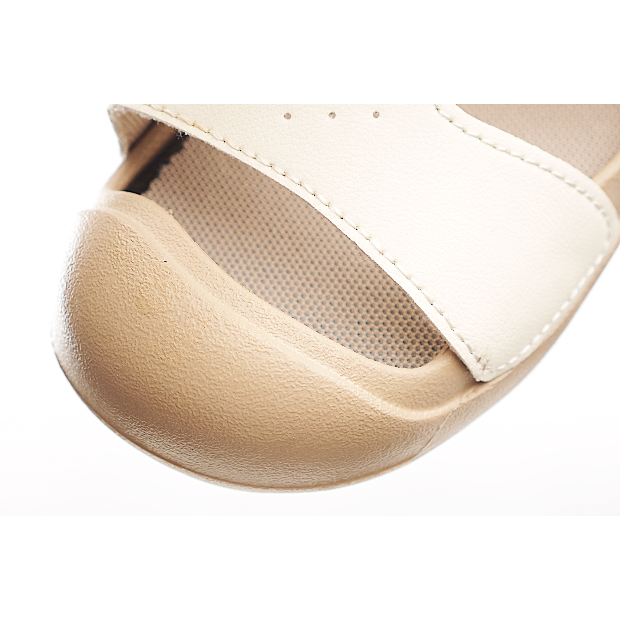 图片[7]-NK 包头飞机耳魔术贴儿童凉鞋 米杏色 采用鞋头包覆设计，并搭载富有抓地力的外底，堪称户外畅玩的理想之选。配搭柔软的泡绵缓震设计，可随孩子的双足伸展弯曲。魔术贴粘扣固定带，便于穿脱；鞋面开口设计，赋予稚嫩双足透气感受。 尺码：22-35 货号：7002-选品中心