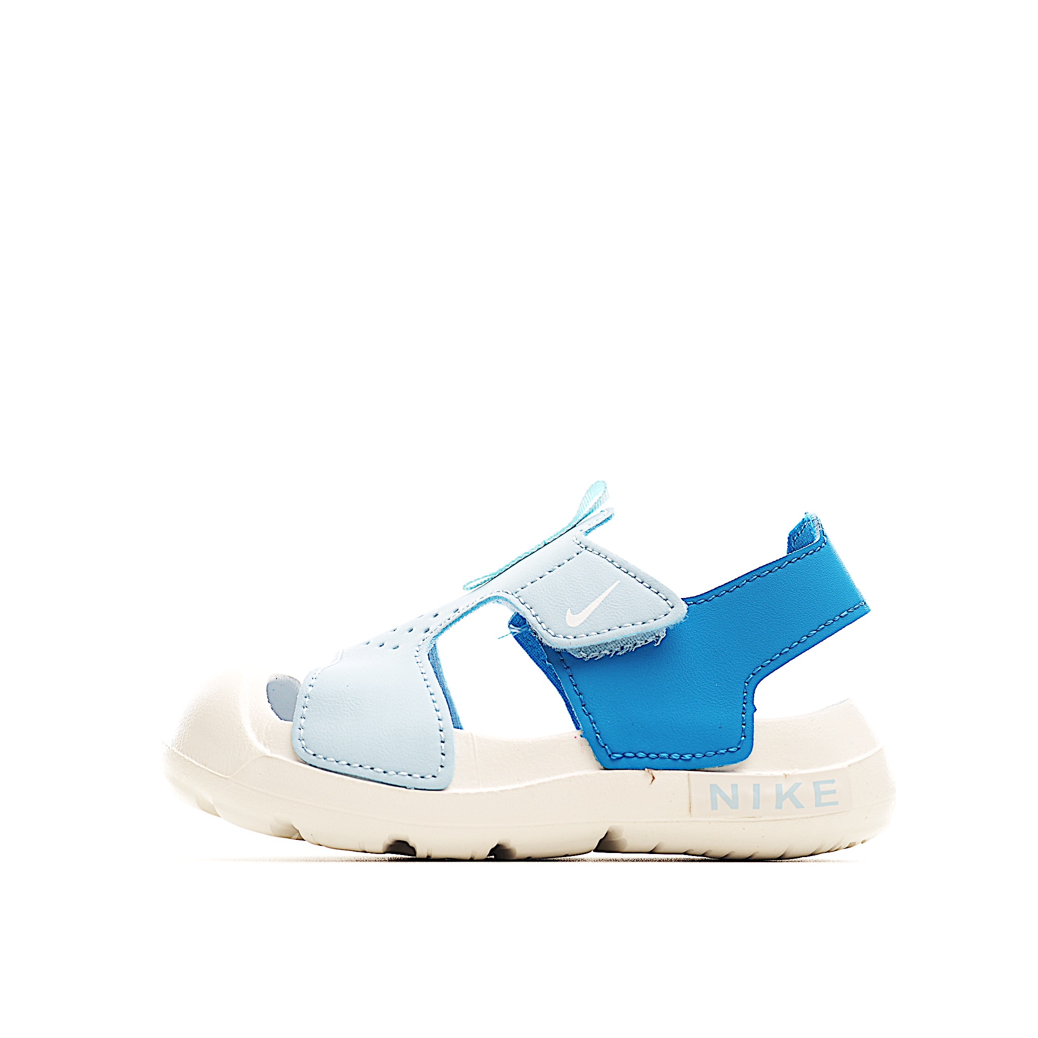 NK 包头飞机耳魔术贴儿童凉鞋 蓝拼色 采用鞋头包覆设计,并搭载富有抓地力的外底,堪称户外畅玩的理想之选。配搭柔软的泡绵缓震设计,可随孩子的双足伸展弯曲。魔术贴粘扣固定带,便于穿脱;鞋面开口设计,赋予稚嫩双足透气感受。 尺码:22-35 货号:7008-选品中心