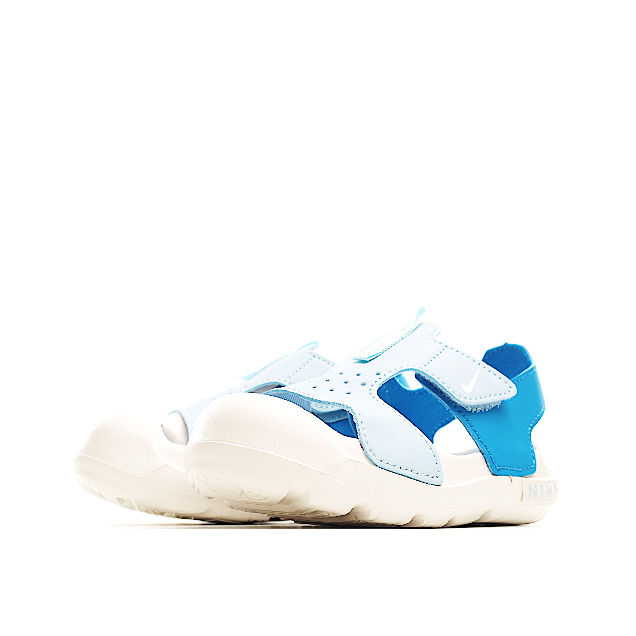 图片[2]-NK 包头飞机耳魔术贴儿童凉鞋 蓝拼色 采用鞋头包覆设计，并搭载富有抓地力的外底，堪称户外畅玩的理想之选。配搭柔软的泡绵缓震设计，可随孩子的双足伸展弯曲。魔术贴粘扣固定带，便于穿脱；鞋面开口设计，赋予稚嫩双足透气感受。 尺码：22-35 货号：7008-选品中心