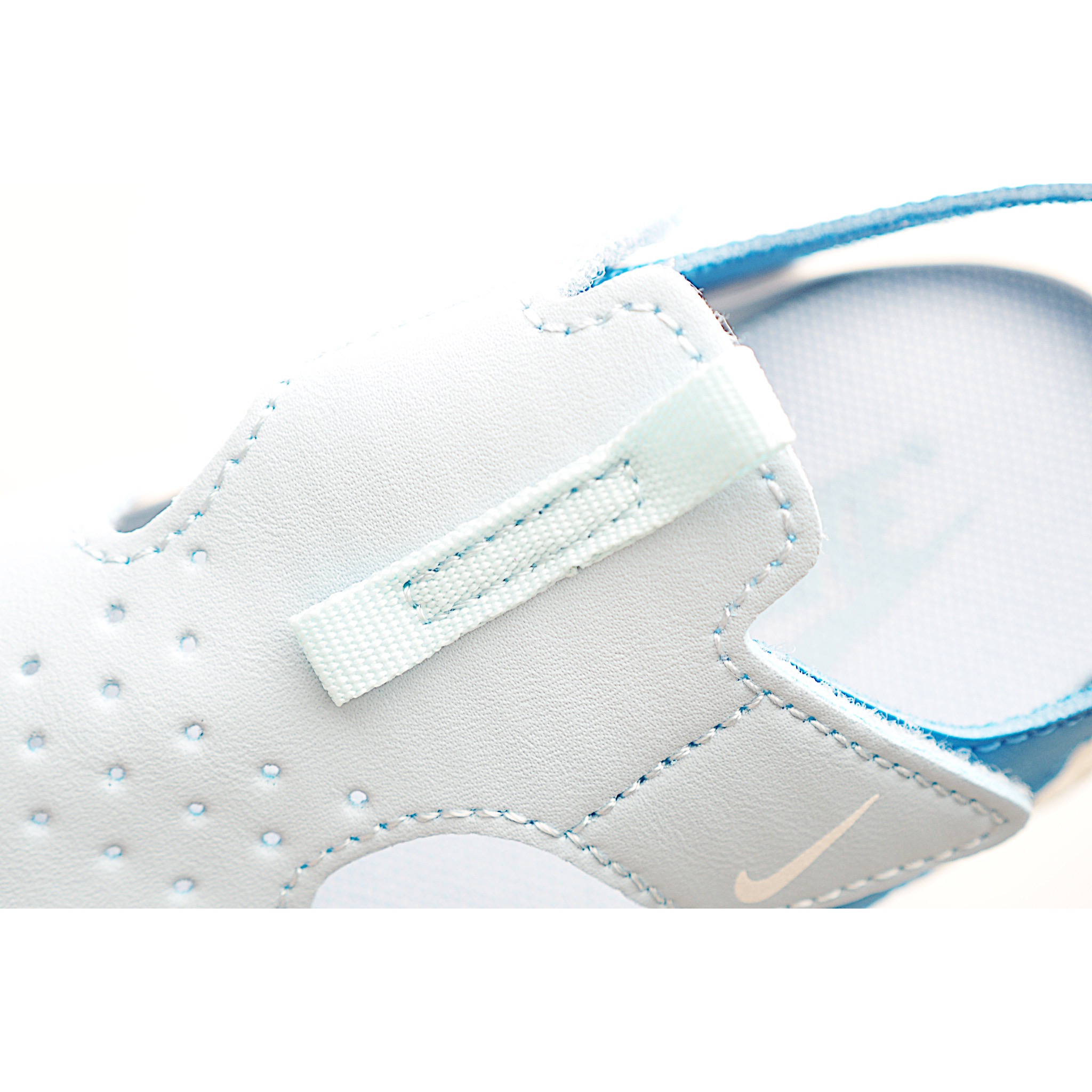 图片[8]-NK 包头飞机耳魔术贴儿童凉鞋 蓝拼色 采用鞋头包覆设计，并搭载富有抓地力的外底，堪称户外畅玩的理想之选。配搭柔软的泡绵缓震设计，可随孩子的双足伸展弯曲。魔术贴粘扣固定带，便于穿脱；鞋面开口设计，赋予稚嫩双足透气感受。 尺码：22-35 货号：7008-选品中心