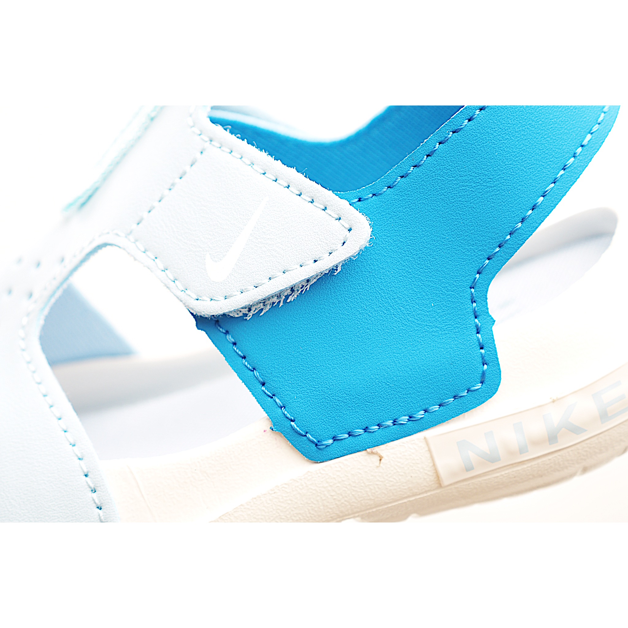 图片[9]-NK 包头飞机耳魔术贴儿童凉鞋 蓝拼色 采用鞋头包覆设计，并搭载富有抓地力的外底，堪称户外畅玩的理想之选。配搭柔软的泡绵缓震设计，可随孩子的双足伸展弯曲。魔术贴粘扣固定带，便于穿脱；鞋面开口设计，赋予稚嫩双足透气感受。 尺码：22-35 货号：7008-选品中心