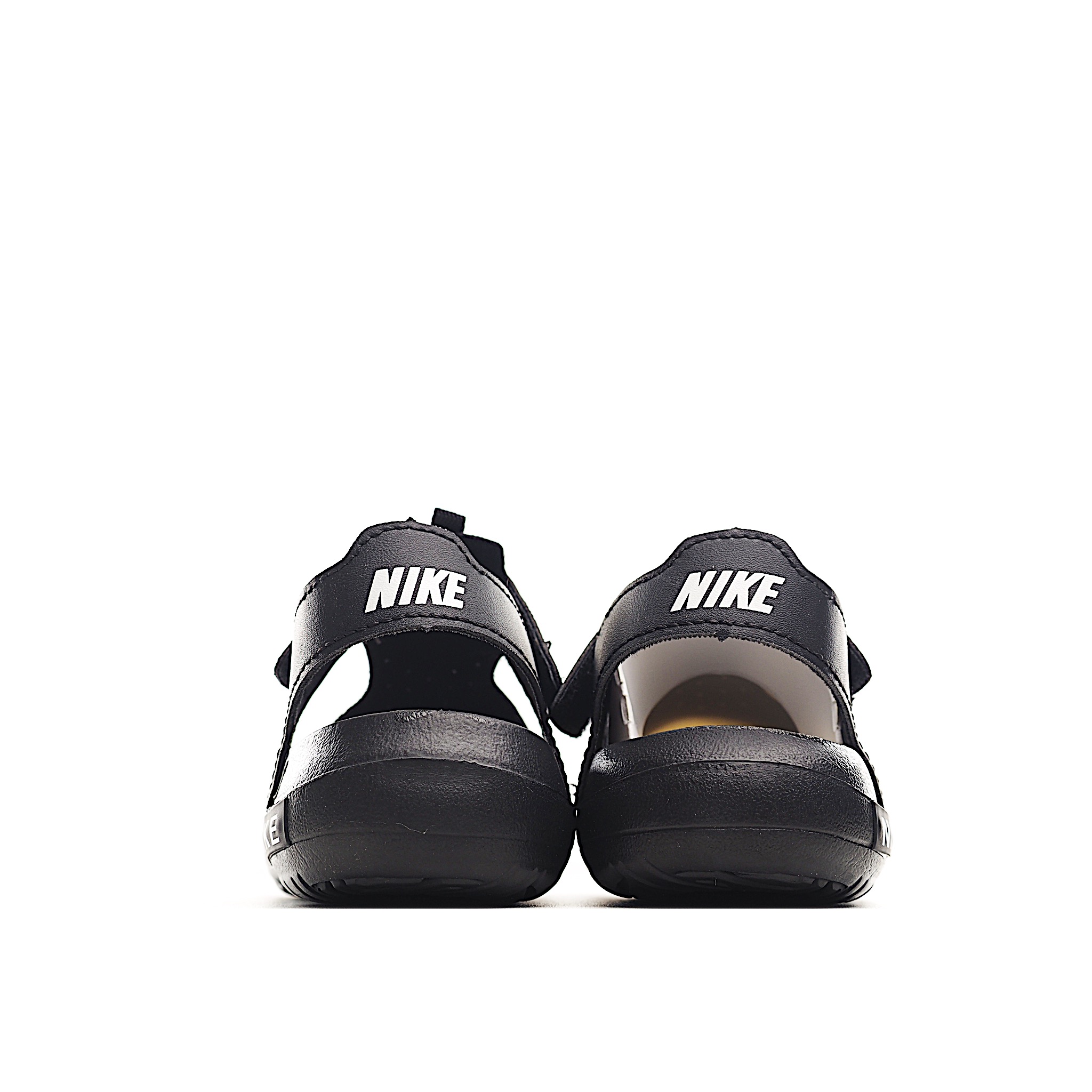 图片[5]-NK 包头飞机耳魔术贴儿童凉鞋 黑色 采用鞋头包覆设计，并搭载富有抓地力的外底，堪称户外畅玩的理想之选。配搭柔软的泡绵缓震设计，可随孩子的双足伸展弯曲。魔术贴粘扣固定带，便于穿脱；鞋面开口设计，赋予稚嫩双足透气感受。 尺码：22-35 货号：7001-选品中心