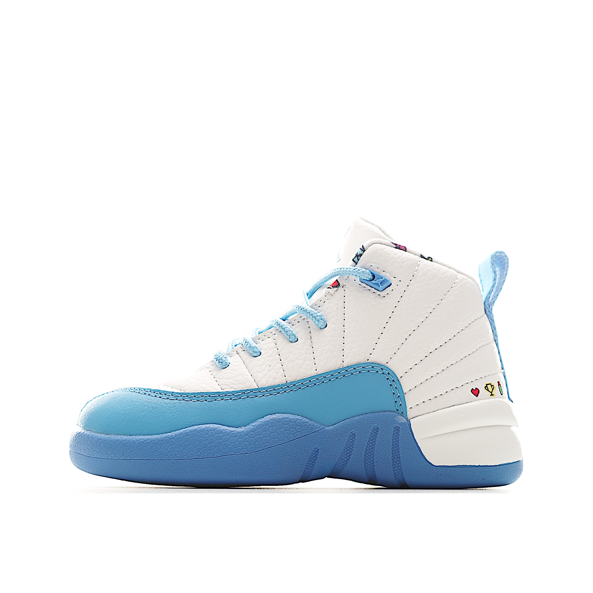 新工厂 让您的孩子拥有AJ 12童鞋,一直是运动鞋爱好者的最爱,鞋跟处采用封装式 Air 缓冲设计。鞋面采用真皮、合成皮革和织物混合制成,并带有独特的放射状缝线。内衬柔软,穿着舒适。柔韧的橡胶鞋底为成长中的双脚提供良好的抓地力和支撑,让宝宝在操场上保持步伐。 货号:6114 尺码:22-37-选品中心