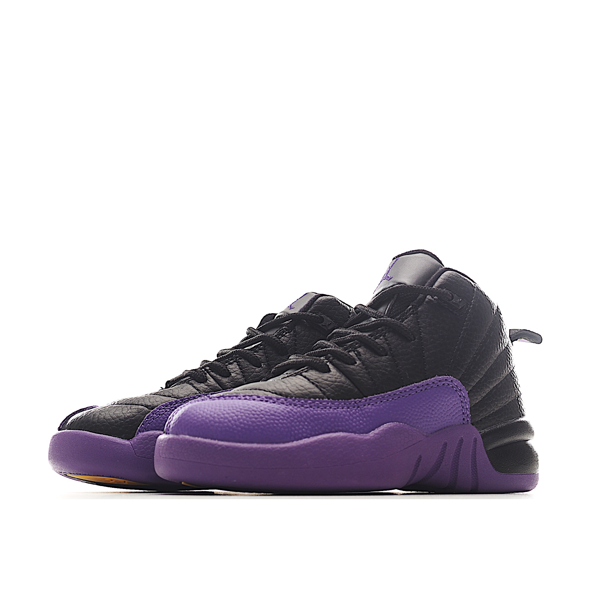 图片[3]-让您的孩子拥有AJ 12童鞋，一直是运动鞋爱好者的最爱，鞋跟处采用封装式 Air 缓冲设计。鞋面采用真皮、合成皮革和织物混合制成，并带有独特的放射状缝线。内衬柔软，穿着舒适。柔韧的橡胶鞋底为成长中的双脚提供良好的抓地力和支撑，让宝宝在操场上保持步伐。 货号：6057 尺码：22-37-选品中心