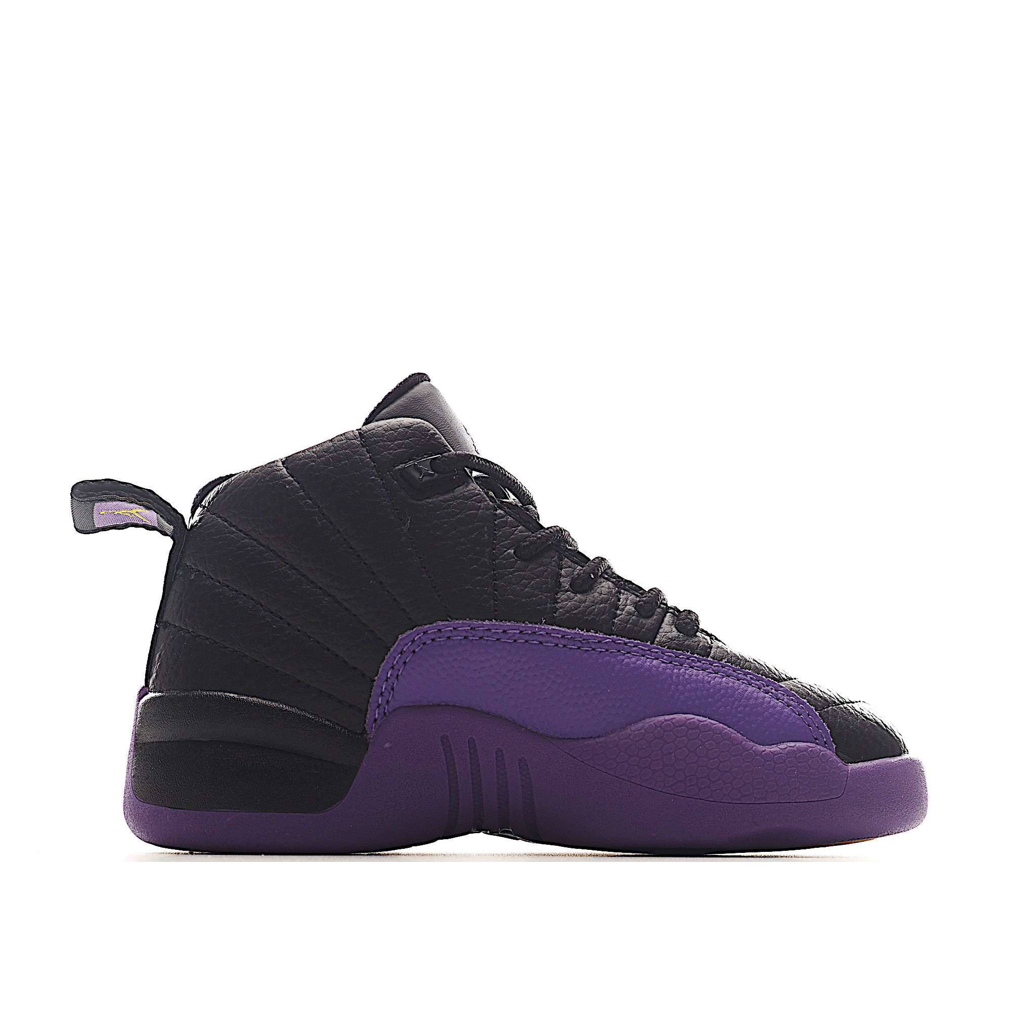 图片[2]-让您的孩子拥有AJ 12童鞋，一直是运动鞋爱好者的最爱，鞋跟处采用封装式 Air 缓冲设计。鞋面采用真皮、合成皮革和织物混合制成，并带有独特的放射状缝线。内衬柔软，穿着舒适。柔韧的橡胶鞋底为成长中的双脚提供良好的抓地力和支撑，让宝宝在操场上保持步伐。 货号：6057 尺码：22-37-选品中心