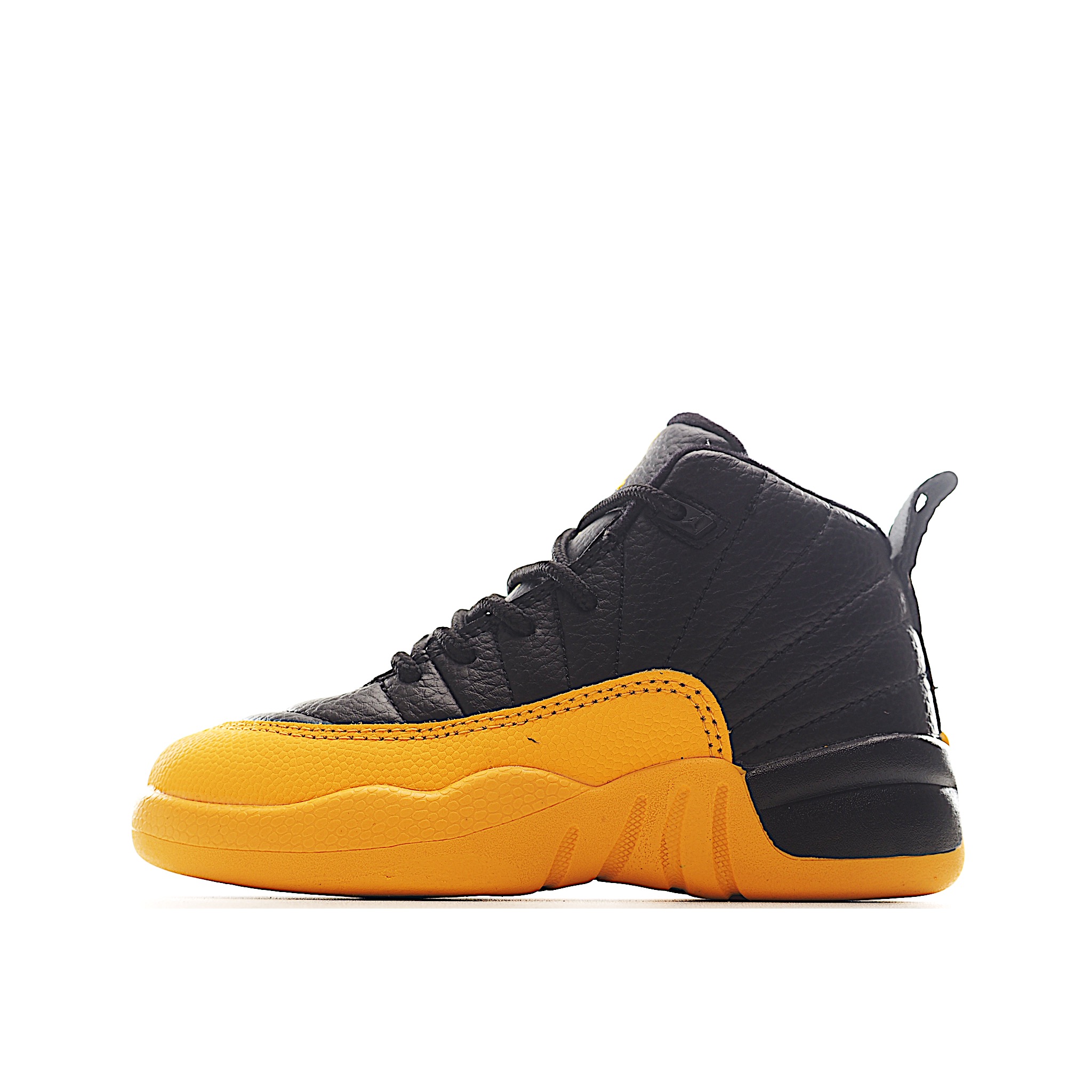 让您的孩子拥有AJ 12童鞋,一直是运动鞋爱好者的最爱,鞋跟处采用封装式 Air 缓冲设计。鞋面采用真皮、合成皮革和织物混合制成,并带有独特的放射状缝线。内衬柔软,穿着舒适。柔韧的橡胶鞋底为成长中的双脚提供良好的抓地力和支撑,让宝宝在操场上保持步伐。 货号:6070 尺码:22-37-选品中心