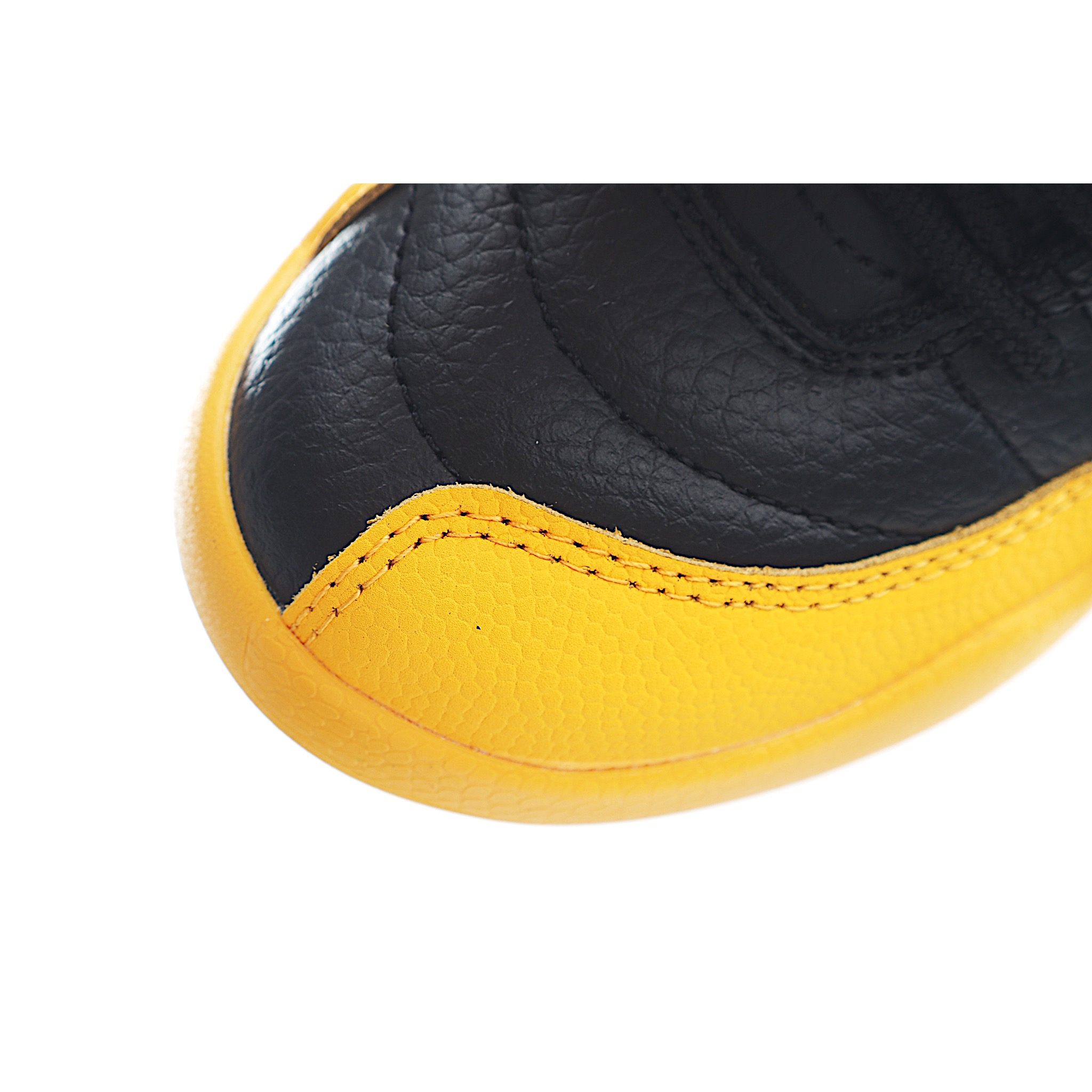 图片[7]-让您的孩子拥有AJ 12童鞋，一直是运动鞋爱好者的最爱，鞋跟处采用封装式 Air 缓冲设计。鞋面采用真皮、合成皮革和织物混合制成，并带有独特的放射状缝线。内衬柔软，穿着舒适。柔韧的橡胶鞋底为成长中的双脚提供良好的抓地力和支撑，让宝宝在操场上保持步伐。 货号：6070 尺码：22-37-选品中心