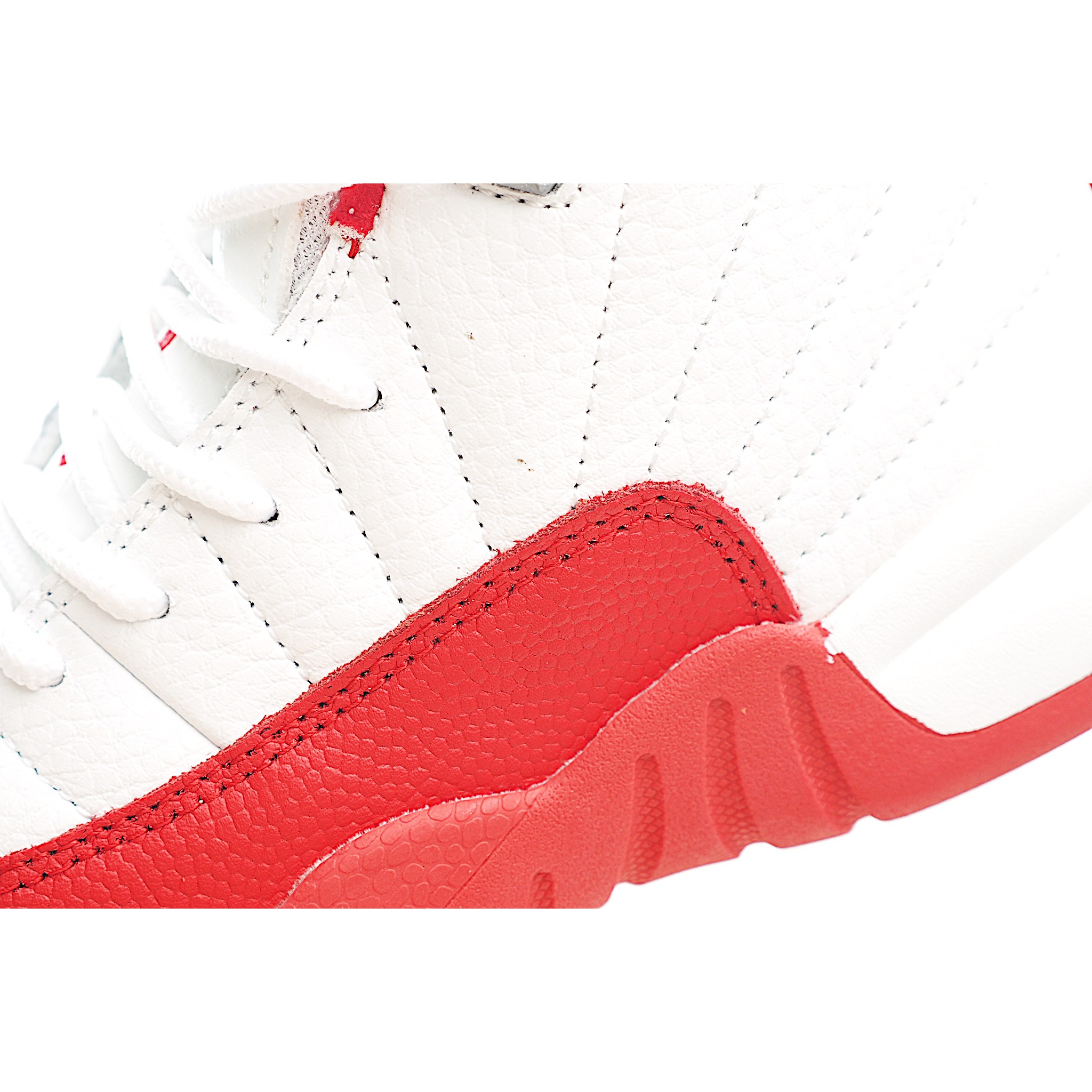 图片[6]-让您的孩子拥有AJ 12童鞋，一直是运动鞋爱好者的最爱，鞋跟处采用封装式 Air 缓冲设计。鞋面采用真皮、合成皮革和织物混合制成，并带有独特的放射状缝线。内衬柔软，穿着舒适。柔韧的橡胶鞋底为成长中的双脚提供良好的抓地力和支撑，让宝宝在操场上保持步伐。 货号：6116 尺码：22-37-选品中心