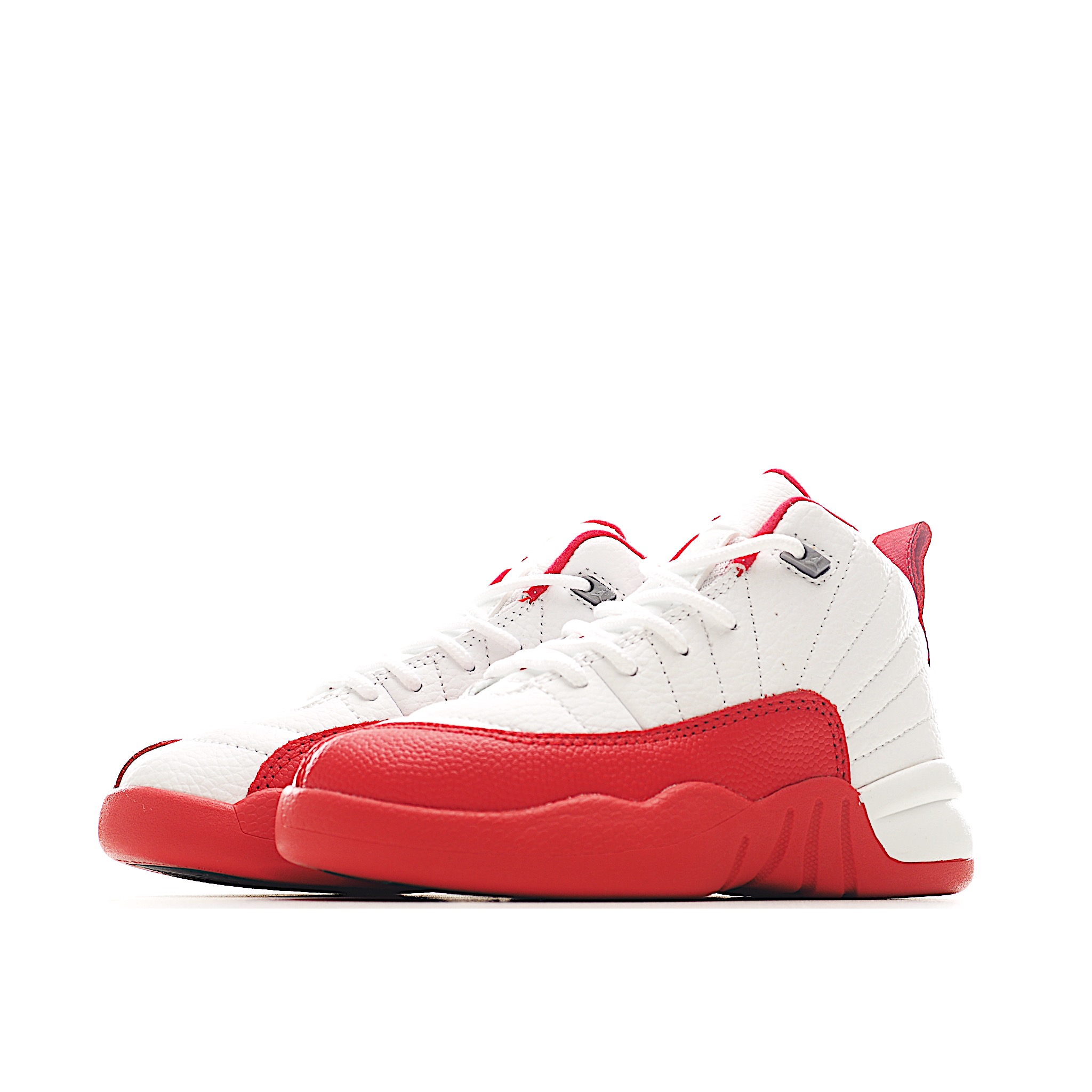 图片[3]-让您的孩子拥有AJ 12童鞋，一直是运动鞋爱好者的最爱，鞋跟处采用封装式 Air 缓冲设计。鞋面采用真皮、合成皮革和织物混合制成，并带有独特的放射状缝线。内衬柔软，穿着舒适。柔韧的橡胶鞋底为成长中的双脚提供良好的抓地力和支撑，让宝宝在操场上保持步伐。 货号：6116 尺码：22-37-选品中心