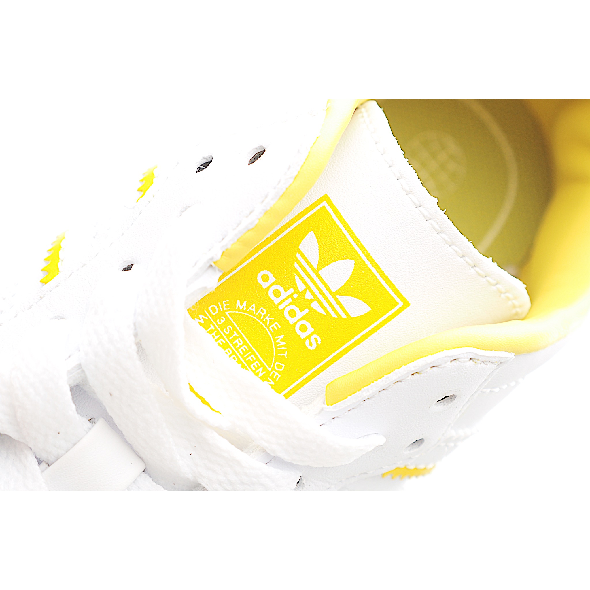 图片[6]-AD 德训 低帮儿童休闲鞋 注：22-27松紧带，28-37系带 如果你回到 1960 年代，你会发现职业足球运动员穿着桑巴，就像这些婴儿鞋一样，几乎就像他们一样。尺寸缩小适合儿童，配有柔软的鞋垫，在全天玩耍时感觉舒适。皮革鞋面、胶橡胶鞋底和3条纹保持经典。 货号：5582 尺码：22-37-选品中心