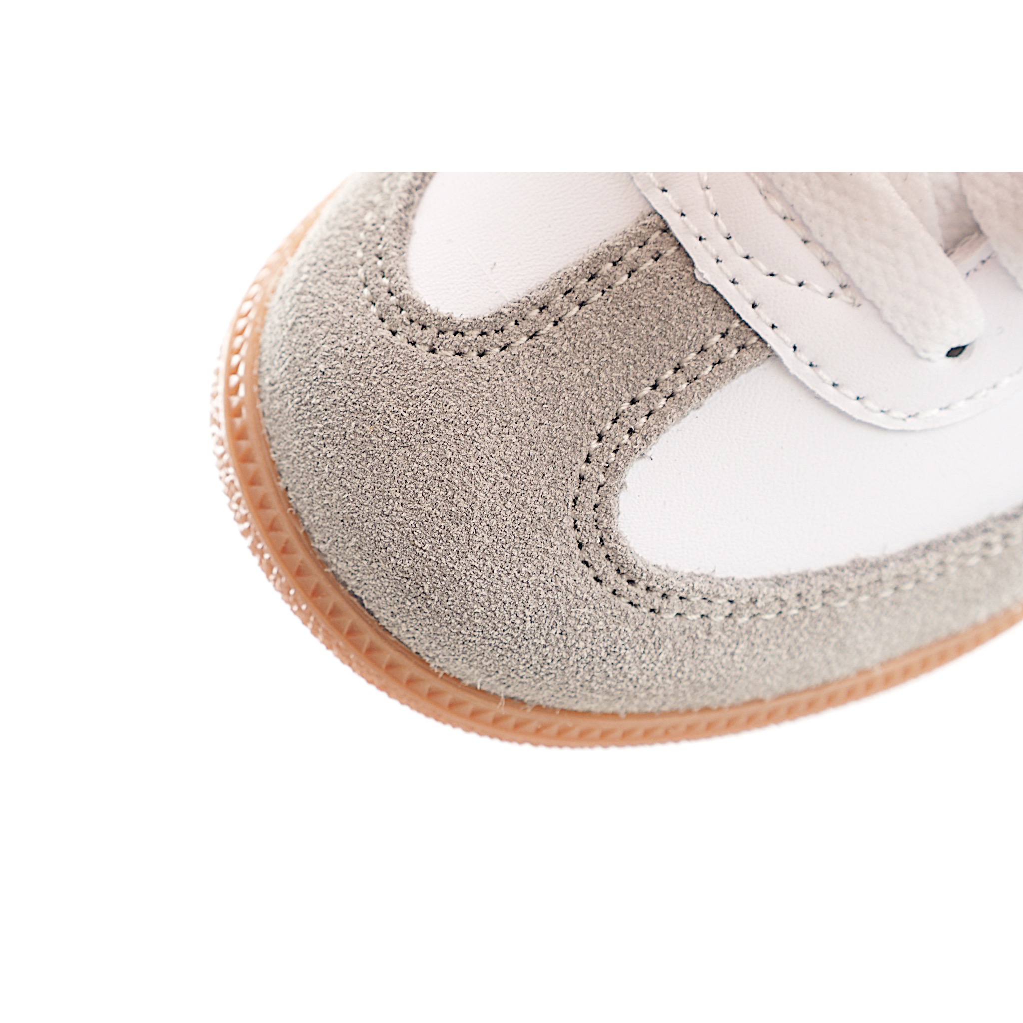 图片[6]-AD 德训 低帮儿童休闲鞋 注：22-27松紧带，28-37系带 如果你回到 1960 年代，你会发现职业足球运动员穿着桑巴，就像这些婴儿鞋一样，几乎就像他们一样。尺寸缩小适合儿童，配有柔软的鞋垫，在全天玩耍时感觉舒适。皮革鞋面、胶橡胶鞋底和3条纹保持经典。 货号：5649 尺码：22-37-选品中心