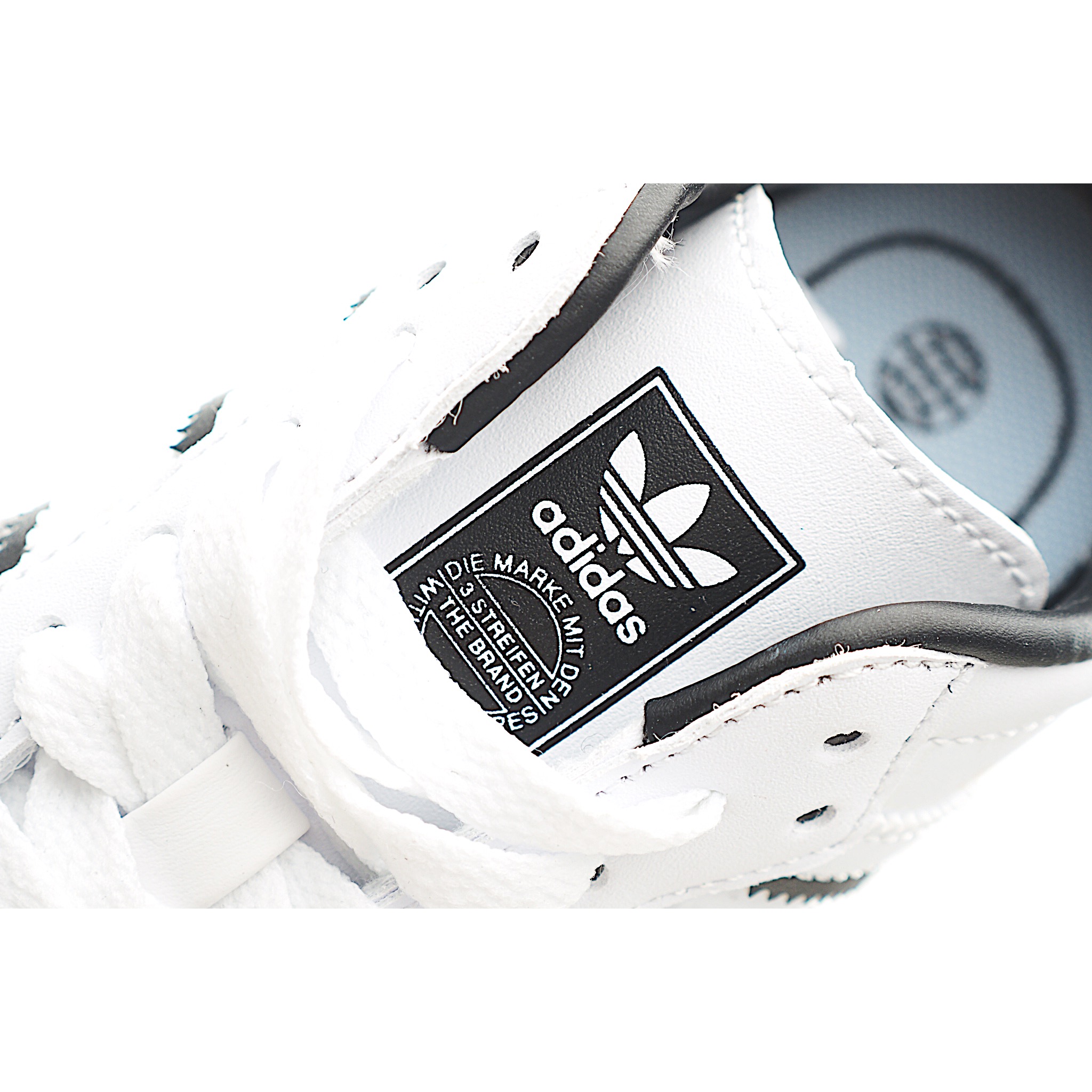 图片[8]-AD 德训 低帮儿童休闲鞋 注：22-27松紧带，28-37系带 如果你回到 1960 年代，你会发现职业足球运动员穿着桑巴，就像这些婴儿鞋一样，几乎就像他们一样。尺寸缩小适合儿童，配有柔软的鞋垫，在全天玩耍时感觉舒适。皮革鞋面、胶橡胶鞋底和3条纹保持经典。 货号：5649 尺码：22-37-选品中心