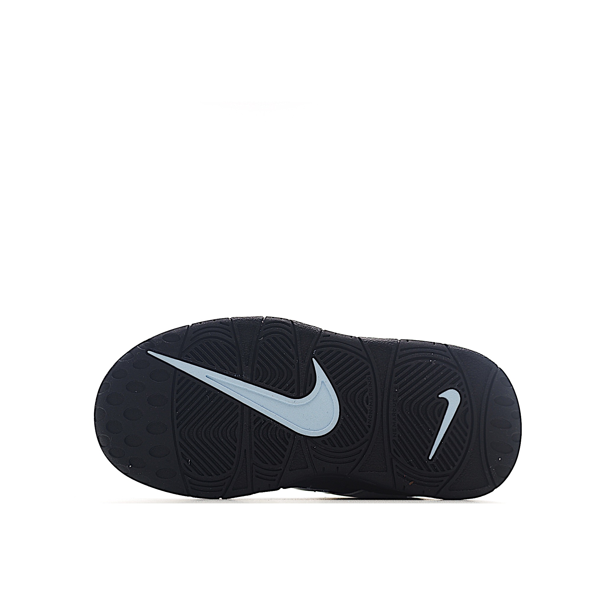 图片[9]-NK 皮蓬 复古篮球松紧带童鞋 1996年，以流行于街头的涂鸦文化为设计灵感，打造出了整体的设计风格夸张而充满魅力，厚实而充满质感的皮质鞋面两侧印刻了一对巨大的字母AIR，独特炫酷的外观惊艳无比。因皮蓬上脚而被广大球迷所熟知，恰逢1996年芝加哥公牛72胜10负的逆天战绩与顺利捧杯，加之皮蓬在赛场上的完美表现，也为其增添了不少的光环，是为球鞋爱好者匠心打造的致敬之作。 尺码：24–27 小童 28-37.5 大童 货号：1001-选品中心