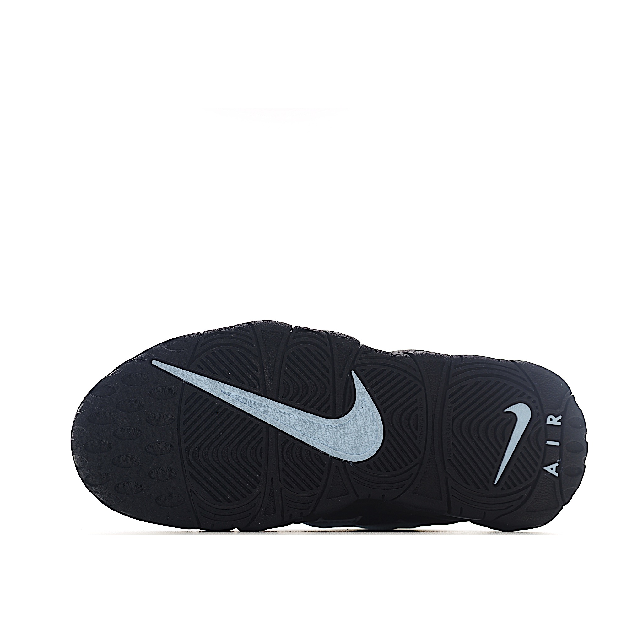 图片[5]-NK 皮蓬 复古篮球松紧带童鞋 1996年，以流行于街头的涂鸦文化为设计灵感，打造出了整体的设计风格夸张而充满魅力，厚实而充满质感的皮质鞋面两侧印刻了一对巨大的字母AIR，独特炫酷的外观惊艳无比。因皮蓬上脚而被广大球迷所熟知，恰逢1996年芝加哥公牛72胜10负的逆天战绩与顺利捧杯，加之皮蓬在赛场上的完美表现，也为其增添了不少的光环，是为球鞋爱好者匠心打造的致敬之作。 尺码：24–27 小童 28-37.5 大童 货号：1001-选品中心