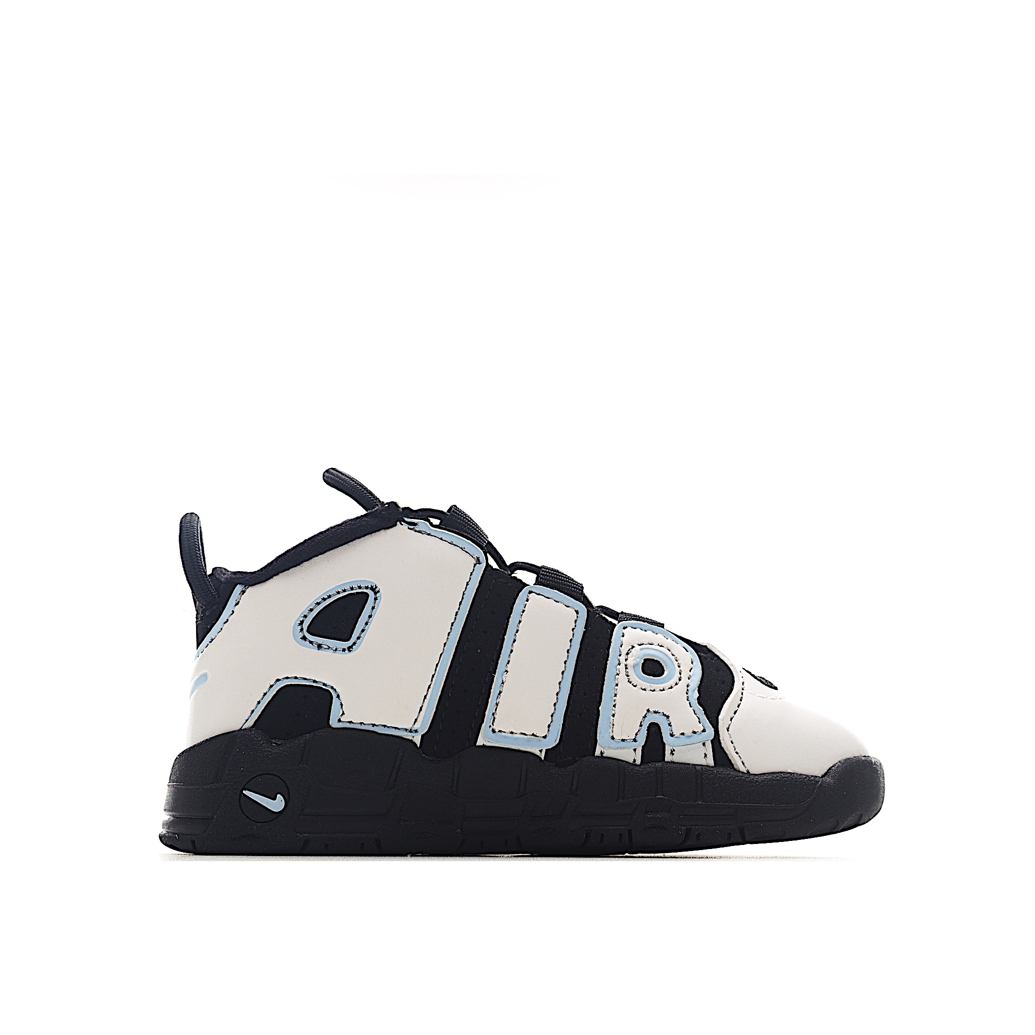 图片[7]-NK 皮蓬 复古篮球松紧带童鞋 1996年，以流行于街头的涂鸦文化为设计灵感，打造出了整体的设计风格夸张而充满魅力，厚实而充满质感的皮质鞋面两侧印刻了一对巨大的字母AIR，独特炫酷的外观惊艳无比。因皮蓬上脚而被广大球迷所熟知，恰逢1996年芝加哥公牛72胜10负的逆天战绩与顺利捧杯，加之皮蓬在赛场上的完美表现，也为其增添了不少的光环，是为球鞋爱好者匠心打造的致敬之作。 尺码：24–27 小童 28-37.5 大童 货号：1001-选品中心