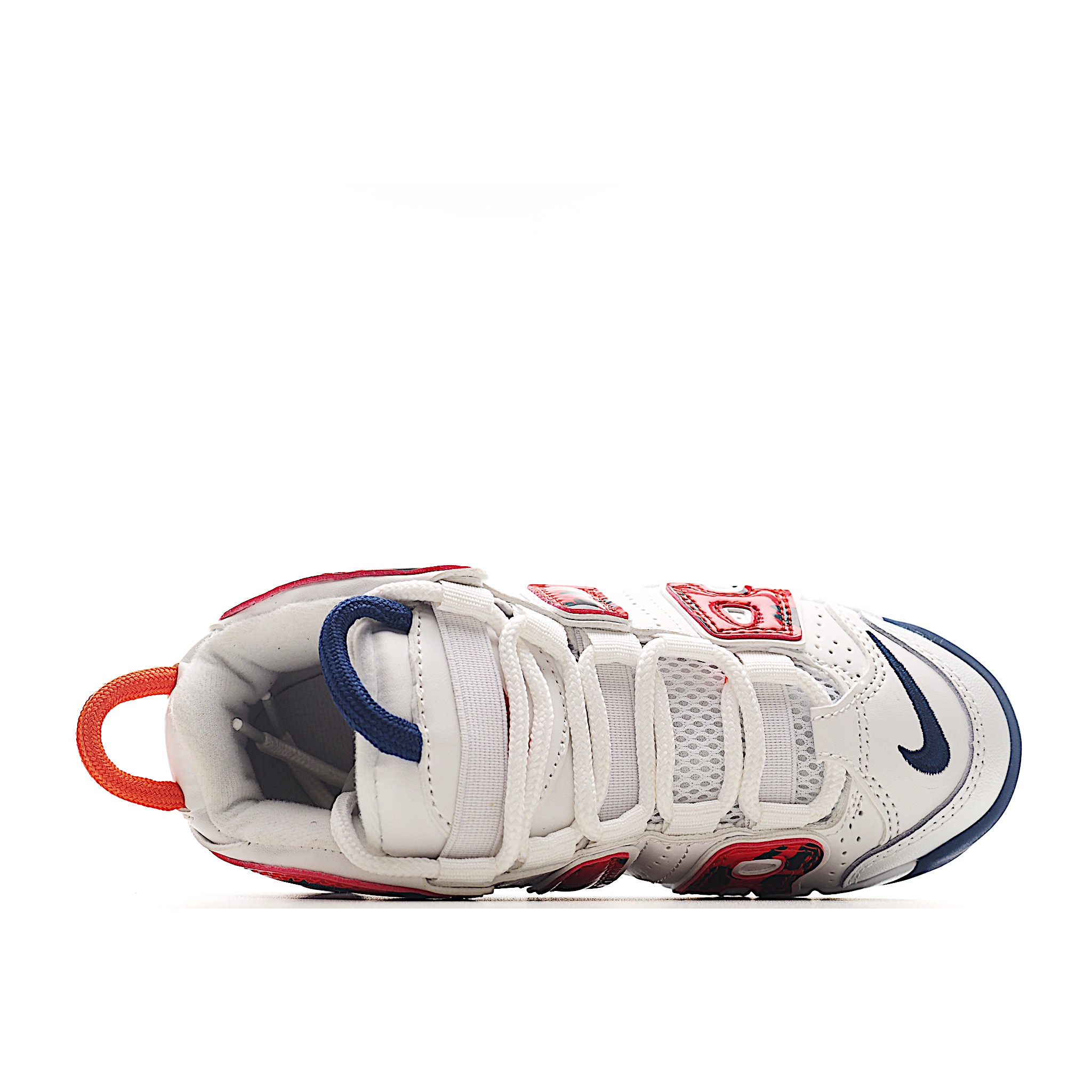 图片[4]-NK 皮蓬 复古篮球松紧带童鞋 1996年，以流行于街头的涂鸦文化为设计灵感，打造出了整体的设计风格夸张而充满魅力，厚实而充满质感的皮质鞋面两侧印刻了一对巨大的字母AIR，独特炫酷的外观惊艳无比。因皮蓬上脚而被广大球迷所熟知，恰逢1996年芝加哥公牛72胜10负的逆天战绩与顺利捧杯，加之皮蓬在赛场上的完美表现，也为其增添了不少的光环，是为球鞋爱好者匠心打造的致敬之作。 尺码：24–27 小童 28-37.5 大童 货号：6100-选品中心