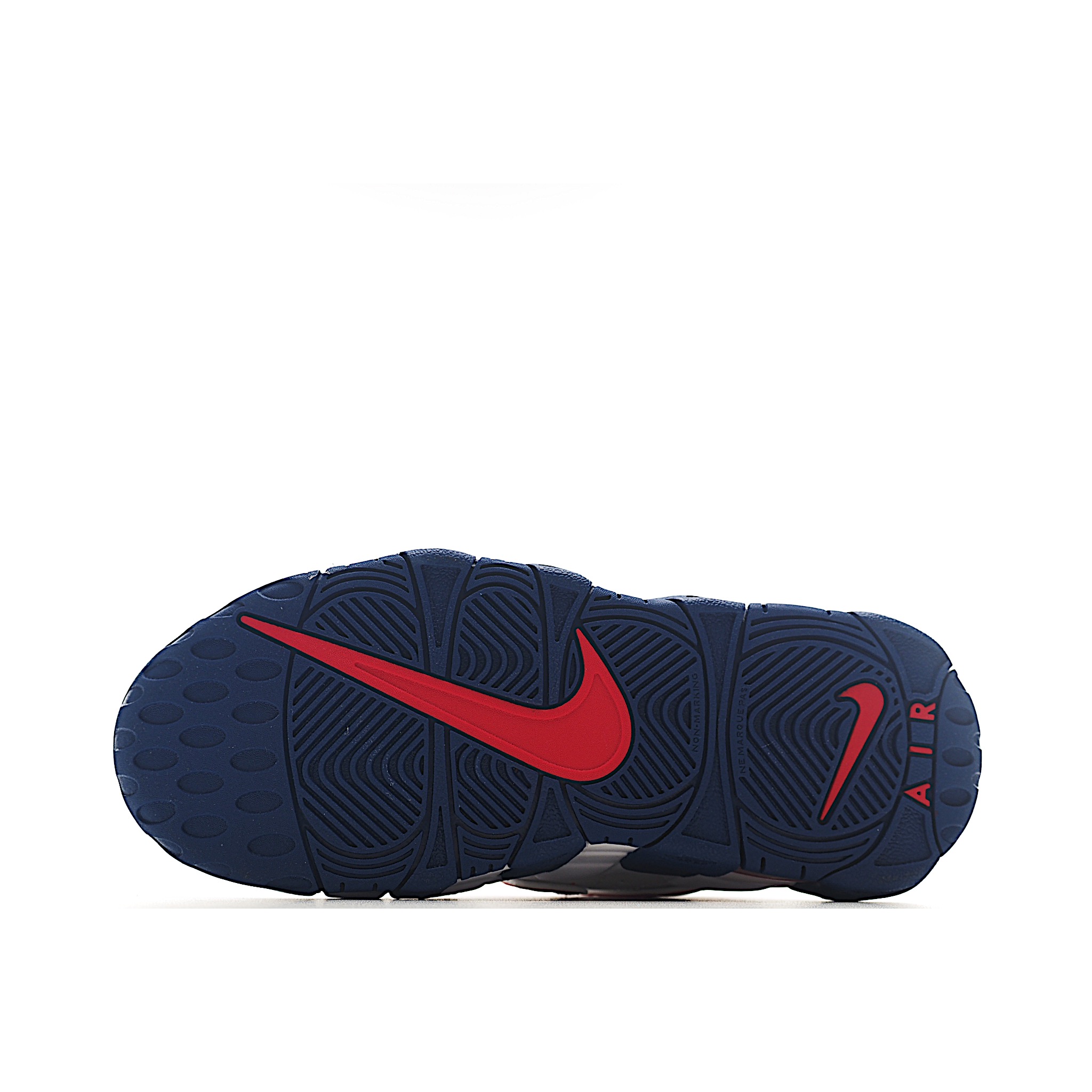 图片[5]-NK 皮蓬 复古篮球松紧带童鞋 1996年，以流行于街头的涂鸦文化为设计灵感，打造出了整体的设计风格夸张而充满魅力，厚实而充满质感的皮质鞋面两侧印刻了一对巨大的字母AIR，独特炫酷的外观惊艳无比。因皮蓬上脚而被广大球迷所熟知，恰逢1996年芝加哥公牛72胜10负的逆天战绩与顺利捧杯，加之皮蓬在赛场上的完美表现，也为其增添了不少的光环，是为球鞋爱好者匠心打造的致敬之作。 尺码：24–27 小童 28-37.5 大童 货号：6100-选品中心