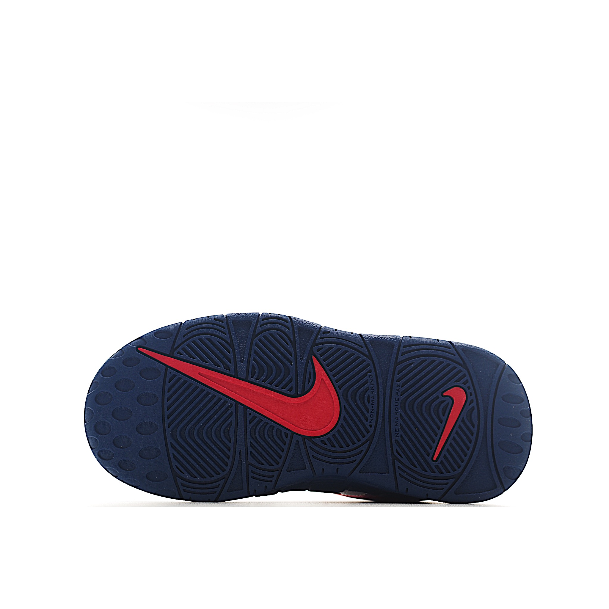 图片[9]-NK 皮蓬 复古篮球松紧带童鞋 1996年，以流行于街头的涂鸦文化为设计灵感，打造出了整体的设计风格夸张而充满魅力，厚实而充满质感的皮质鞋面两侧印刻了一对巨大的字母AIR，独特炫酷的外观惊艳无比。因皮蓬上脚而被广大球迷所熟知，恰逢1996年芝加哥公牛72胜10负的逆天战绩与顺利捧杯，加之皮蓬在赛场上的完美表现，也为其增添了不少的光环，是为球鞋爱好者匠心打造的致敬之作。 尺码：24–27 小童 28-37.5 大童 货号：6100-选品中心