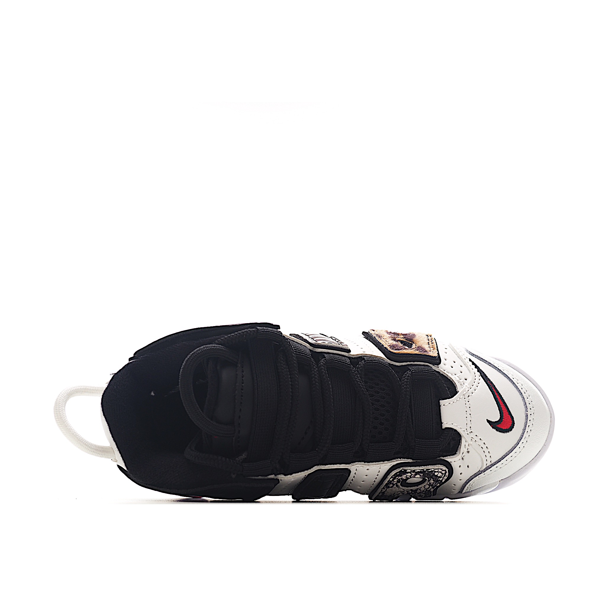 图片[8]-NK 皮蓬 复古篮球松紧带童鞋 1996年，以流行于街头的涂鸦文化为设计灵感，打造出了整体的设计风格夸张而充满魅力，厚实而充满质感的皮质鞋面两侧印刻了一对巨大的字母AIR，独特炫酷的外观惊艳无比。因皮蓬上脚而被广大球迷所熟知，恰逢1996年芝加哥公牛72胜10负的逆天战绩与顺利捧杯，加之皮蓬在赛场上的完美表现，也为其增添了不少的光环，是为球鞋爱好者匠心打造的致敬之作。 尺码：24–27 小童 28-37.5 大童 货号：3100-选品中心