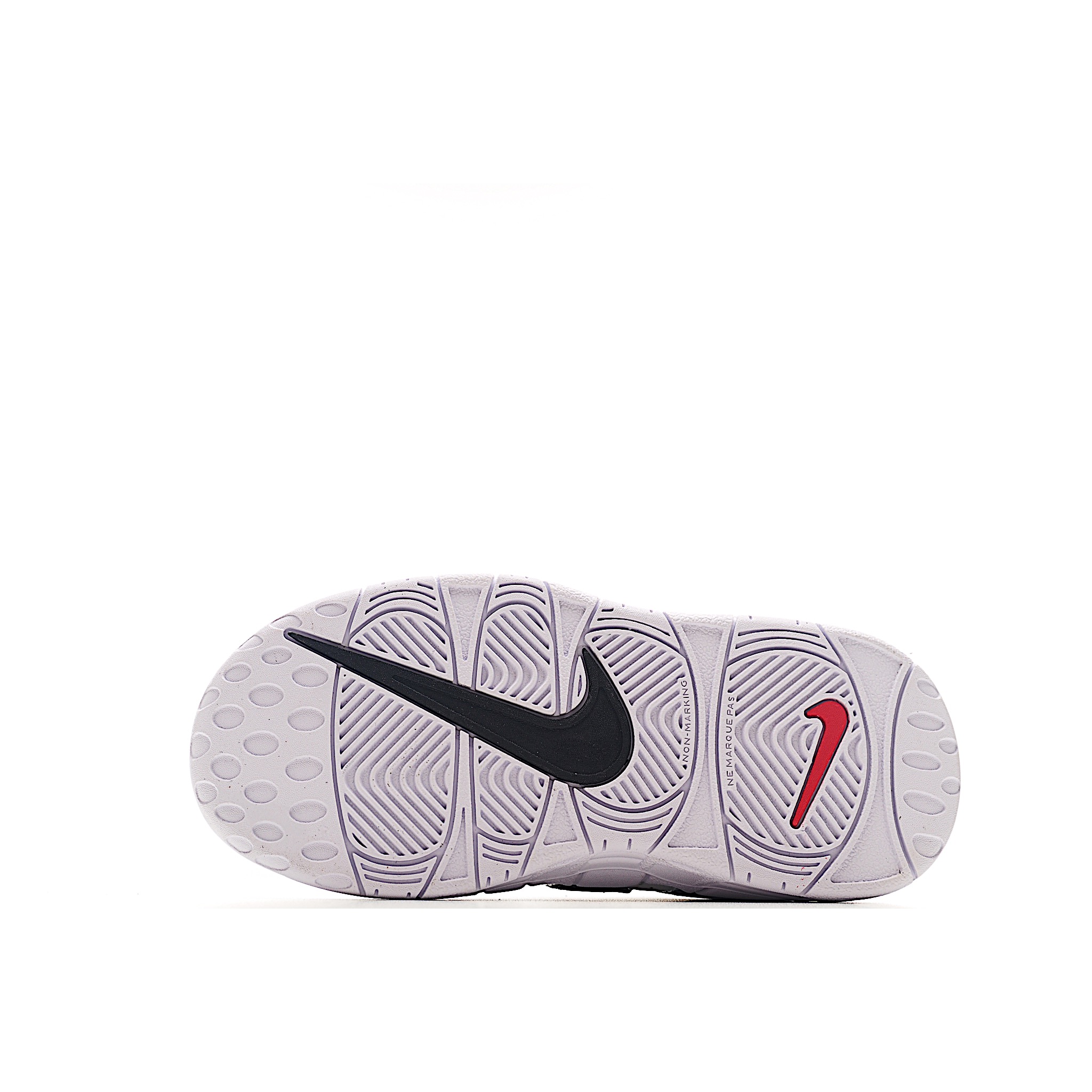 图片[9]-NK 皮蓬 复古篮球松紧带童鞋 1996年，以流行于街头的涂鸦文化为设计灵感，打造出了整体的设计风格夸张而充满魅力，厚实而充满质感的皮质鞋面两侧印刻了一对巨大的字母AIR，独特炫酷的外观惊艳无比。因皮蓬上脚而被广大球迷所熟知，恰逢1996年芝加哥公牛72胜10负的逆天战绩与顺利捧杯，加之皮蓬在赛场上的完美表现，也为其增添了不少的光环，是为球鞋爱好者匠心打造的致敬之作。 尺码：24–27 小童 28-37.5 大童 货号：3100-选品中心