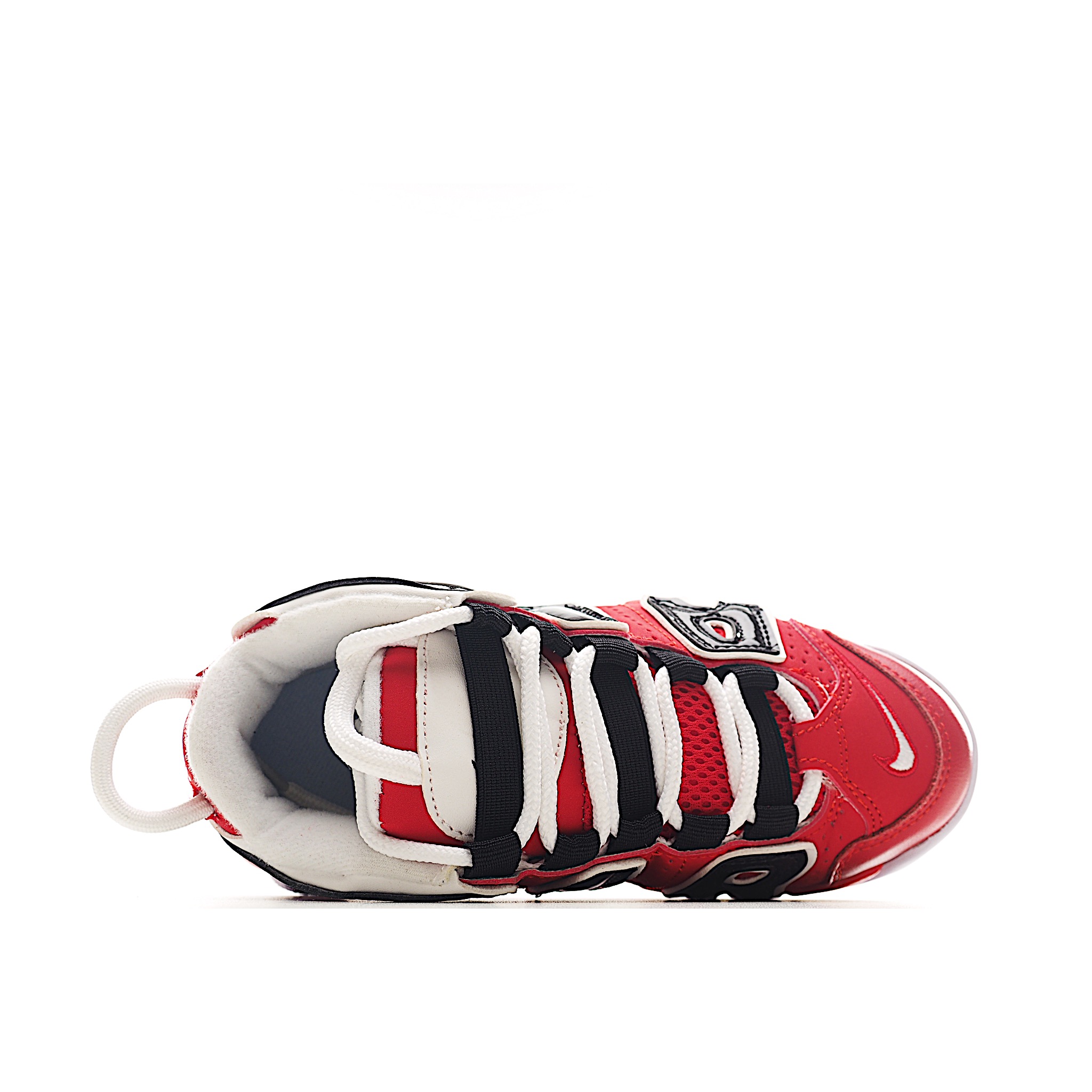 图片[4]-NK 皮蓬 复古篮球松紧带童鞋 1996年，以流行于街头的涂鸦文化为设计灵感，打造出了整体的设计风格夸张而充满魅力，厚实而充满质感的皮质鞋面两侧印刻了一对巨大的字母AIR，独特炫酷的外观惊艳无比。因皮蓬上脚而被广大球迷所熟知，恰逢1996年芝加哥公牛72胜10负的逆天战绩与顺利捧杯，加之皮蓬在赛场上的完美表现，也为其增添了不少的光环，是为球鞋爱好者匠心打造的致敬之作。 尺码：24–27 小童 28-37.5 大童 货号：2600-选品中心