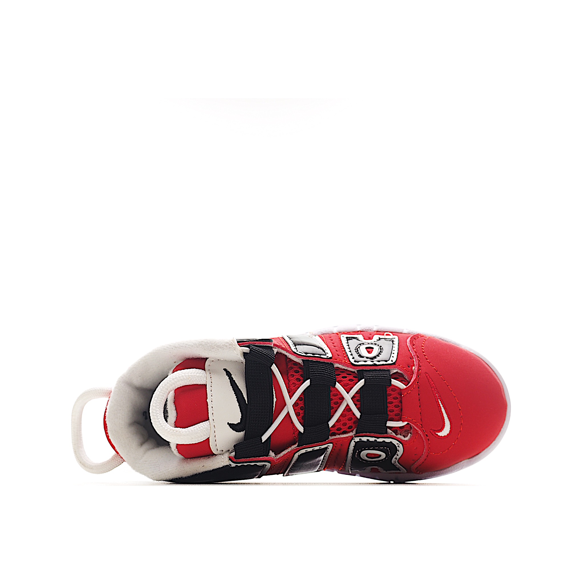 图片[8]-NK 皮蓬 复古篮球松紧带童鞋 1996年，以流行于街头的涂鸦文化为设计灵感，打造出了整体的设计风格夸张而充满魅力，厚实而充满质感的皮质鞋面两侧印刻了一对巨大的字母AIR，独特炫酷的外观惊艳无比。因皮蓬上脚而被广大球迷所熟知，恰逢1996年芝加哥公牛72胜10负的逆天战绩与顺利捧杯，加之皮蓬在赛场上的完美表现，也为其增添了不少的光环，是为球鞋爱好者匠心打造的致敬之作。 尺码：24–27 小童 28-37.5 大童 货号：2600-选品中心