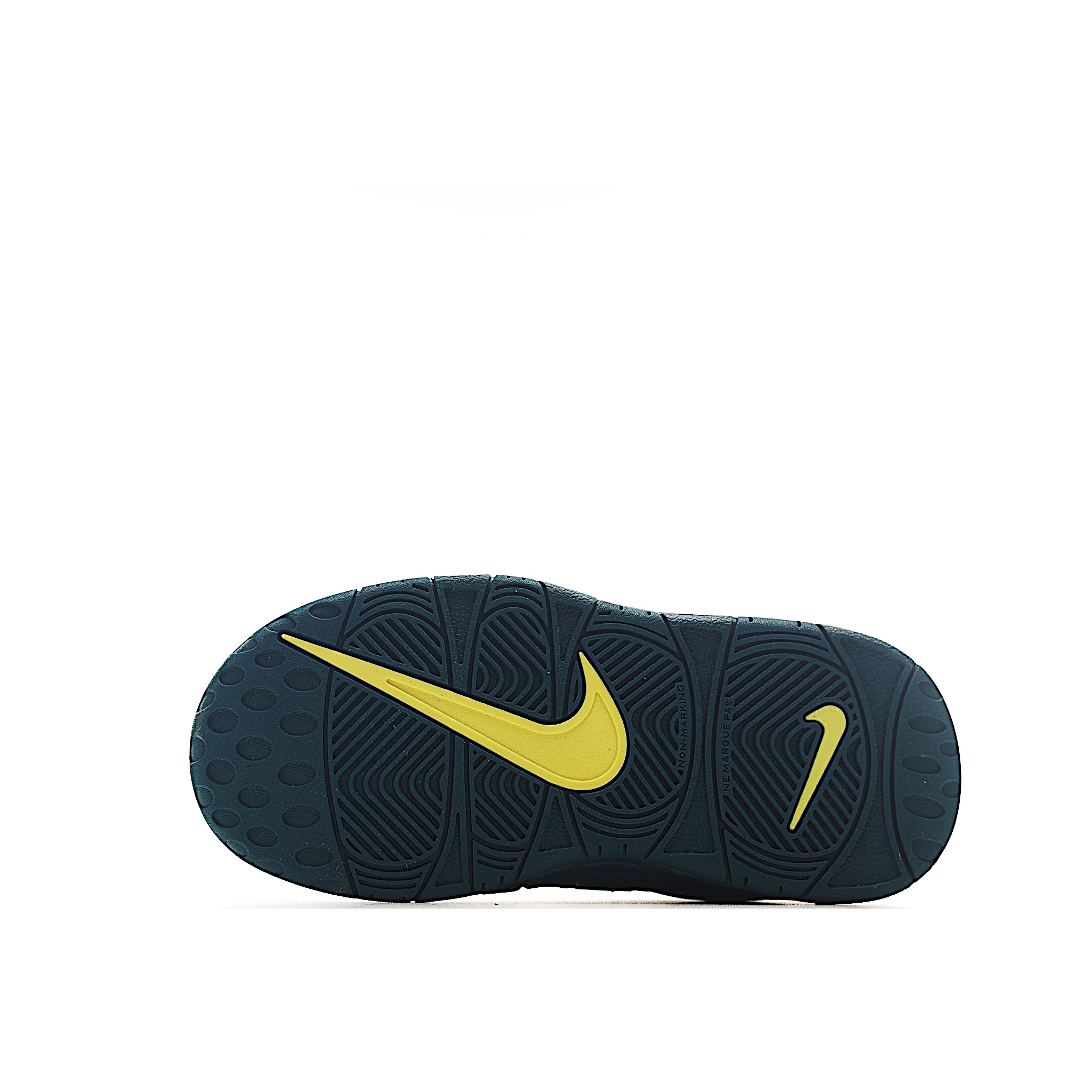 图片[9]-NK 皮蓬 复古篮球松紧带童鞋 1996年，以流行于街头的涂鸦文化为设计灵感，打造出了整体的设计风格夸张而充满魅力，厚实而充满质感的皮质鞋面两侧印刻了一对巨大的字母AIR，独特炫酷的外观惊艳无比。因皮蓬上脚而被广大球迷所熟知，恰逢1996年芝加哥公牛72胜10负的逆天战绩与顺利捧杯，加之皮蓬在赛场上的完美表现，也为其增添了不少的光环，是为球鞋爱好者匠心打造的致敬之作。 尺码：24–27 小童 28-37.5 大童 货号：0001-选品中心