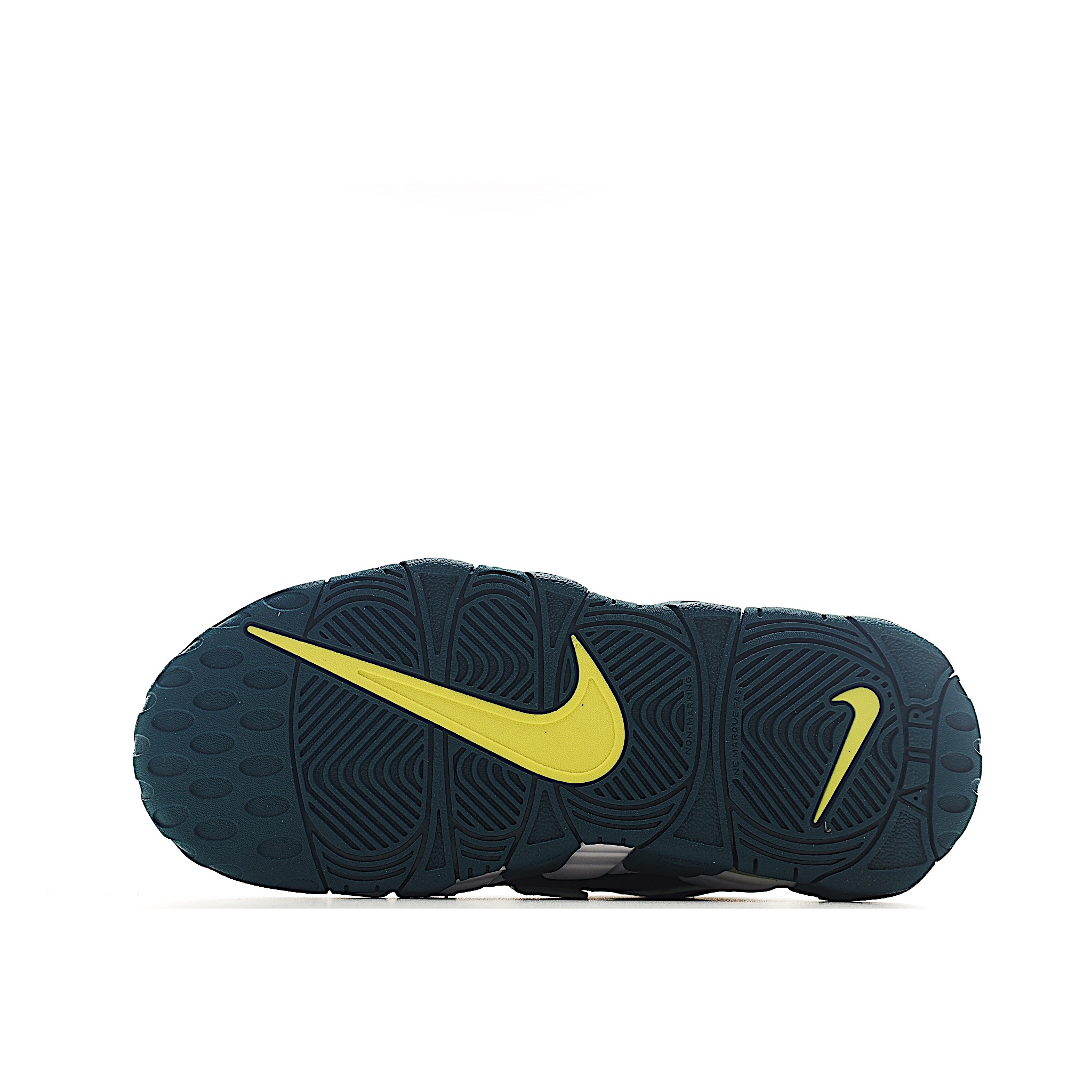 图片[5]-NK 皮蓬 复古篮球松紧带童鞋 1996年，以流行于街头的涂鸦文化为设计灵感，打造出了整体的设计风格夸张而充满魅力，厚实而充满质感的皮质鞋面两侧印刻了一对巨大的字母AIR，独特炫酷的外观惊艳无比。因皮蓬上脚而被广大球迷所熟知，恰逢1996年芝加哥公牛72胜10负的逆天战绩与顺利捧杯，加之皮蓬在赛场上的完美表现，也为其增添了不少的光环，是为球鞋爱好者匠心打造的致敬之作。 尺码：24–27 小童 28-37.5 大童 货号：0001-选品中心