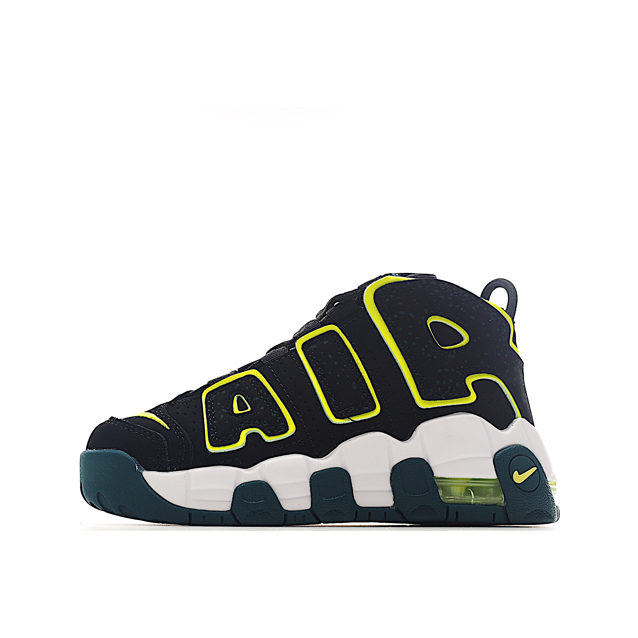 图片[2]-NK 皮蓬 复古篮球松紧带童鞋 1996年，以流行于街头的涂鸦文化为设计灵感，打造出了整体的设计风格夸张而充满魅力，厚实而充满质感的皮质鞋面两侧印刻了一对巨大的字母AIR，独特炫酷的外观惊艳无比。因皮蓬上脚而被广大球迷所熟知，恰逢1996年芝加哥公牛72胜10负的逆天战绩与顺利捧杯，加之皮蓬在赛场上的完美表现，也为其增添了不少的光环，是为球鞋爱好者匠心打造的致敬之作。 尺码：24–27 小童 28-37.5 大童 货号：0001-选品中心