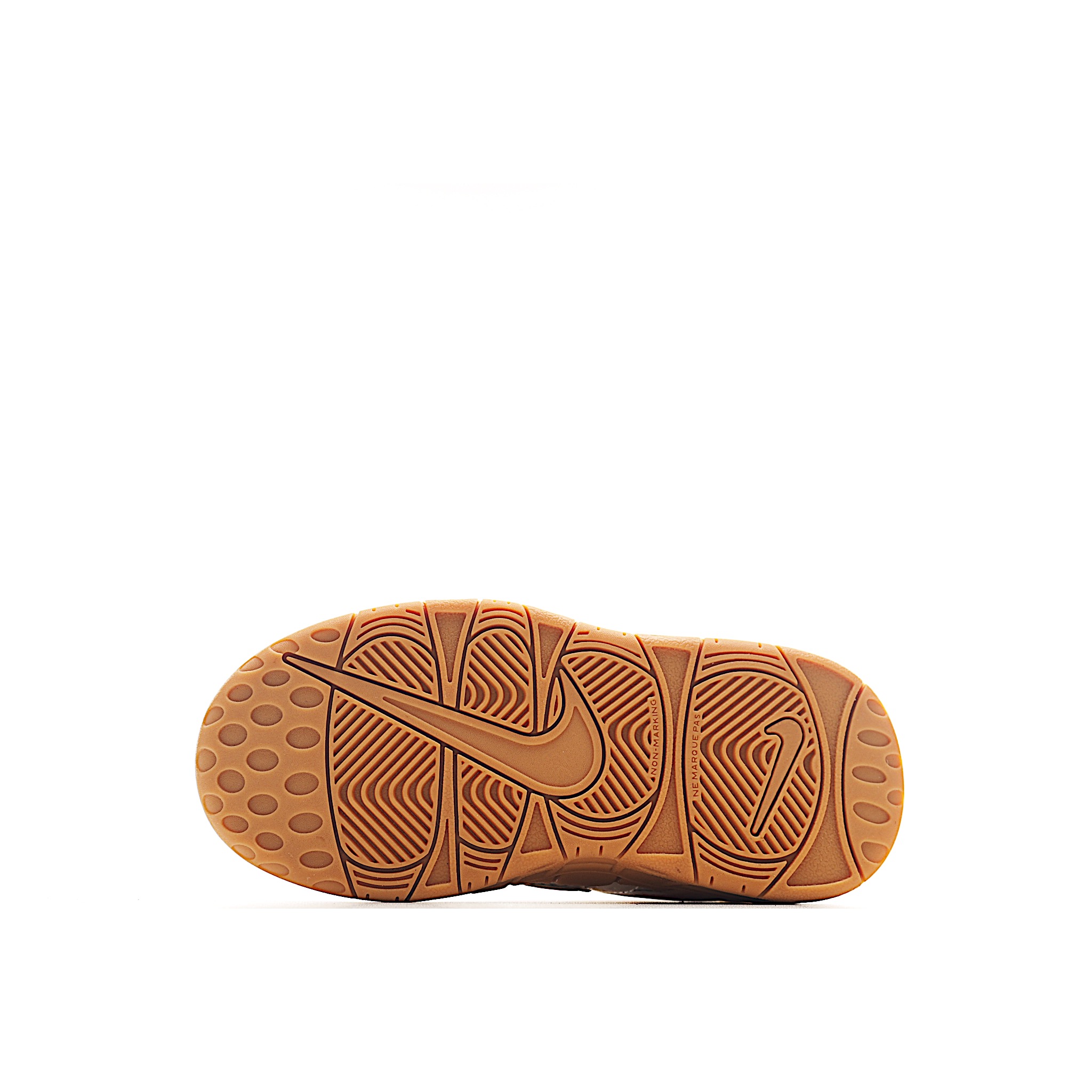 图片[9]-NK 皮蓬 复古篮球松紧带童鞋 1996年，以流行于街头的涂鸦文化为设计灵感，打造出了整体的设计风格夸张而充满魅力，厚实而充满质感的皮质鞋面两侧印刻了一对巨大的字母AIR，独特炫酷的外观惊艳无比。因皮蓬上脚而被广大球迷所熟知，恰逢1996年芝加哥公牛72胜10负的逆天战绩与顺利捧杯，加之皮蓬在赛场上的完美表现，也为其增添了不少的光环，是为球鞋爱好者匠心打造的致敬之作。 尺码：24–27 小童 28-37.5 大童 货号：4100-选品中心