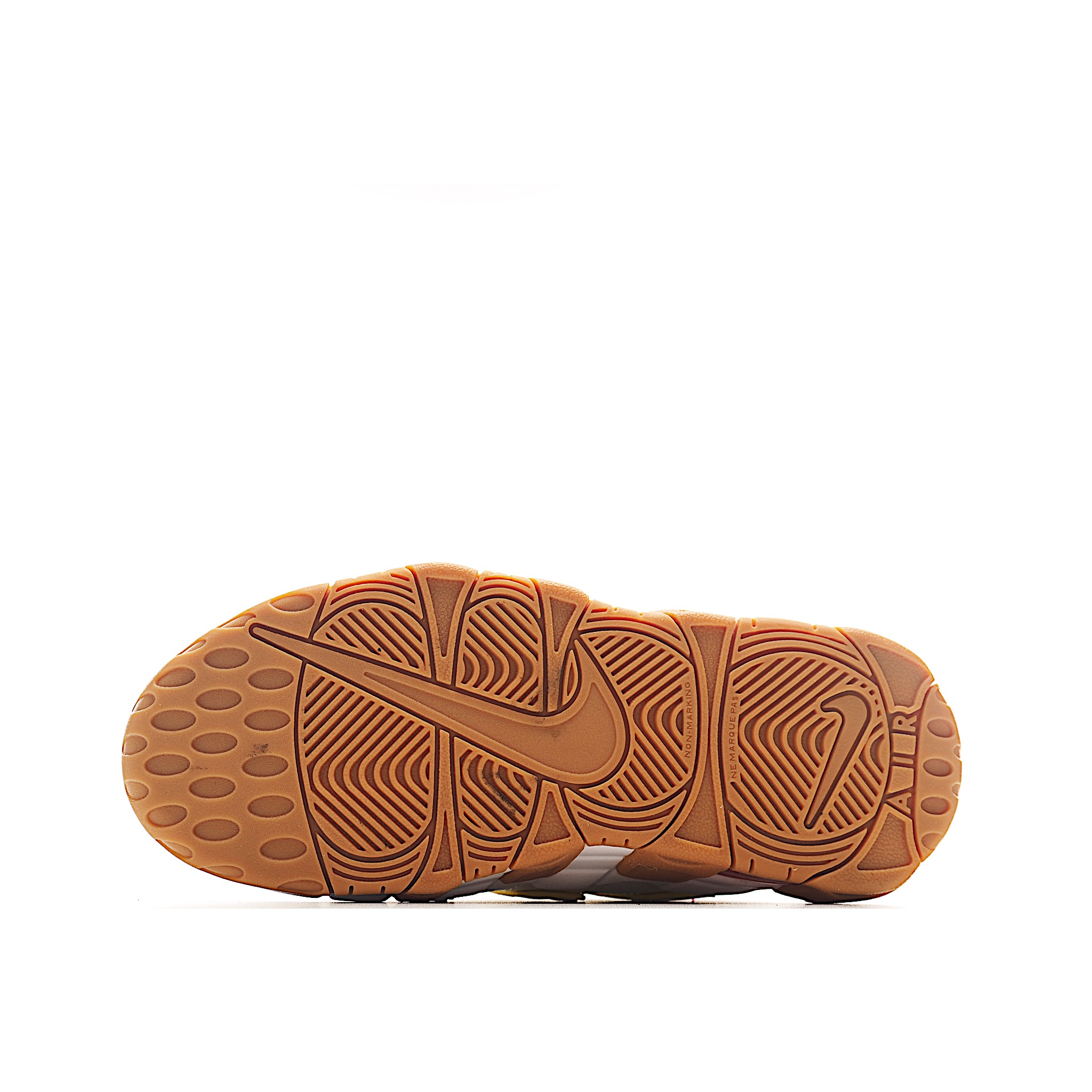 图片[5]-NK 皮蓬 复古篮球松紧带童鞋 1996年，以流行于街头的涂鸦文化为设计灵感，打造出了整体的设计风格夸张而充满魅力，厚实而充满质感的皮质鞋面两侧印刻了一对巨大的字母AIR，独特炫酷的外观惊艳无比。因皮蓬上脚而被广大球迷所熟知，恰逢1996年芝加哥公牛72胜10负的逆天战绩与顺利捧杯，加之皮蓬在赛场上的完美表现，也为其增添了不少的光环，是为球鞋爱好者匠心打造的致敬之作。 尺码：24–27 小童 28-37.5 大童 货号：4100-选品中心