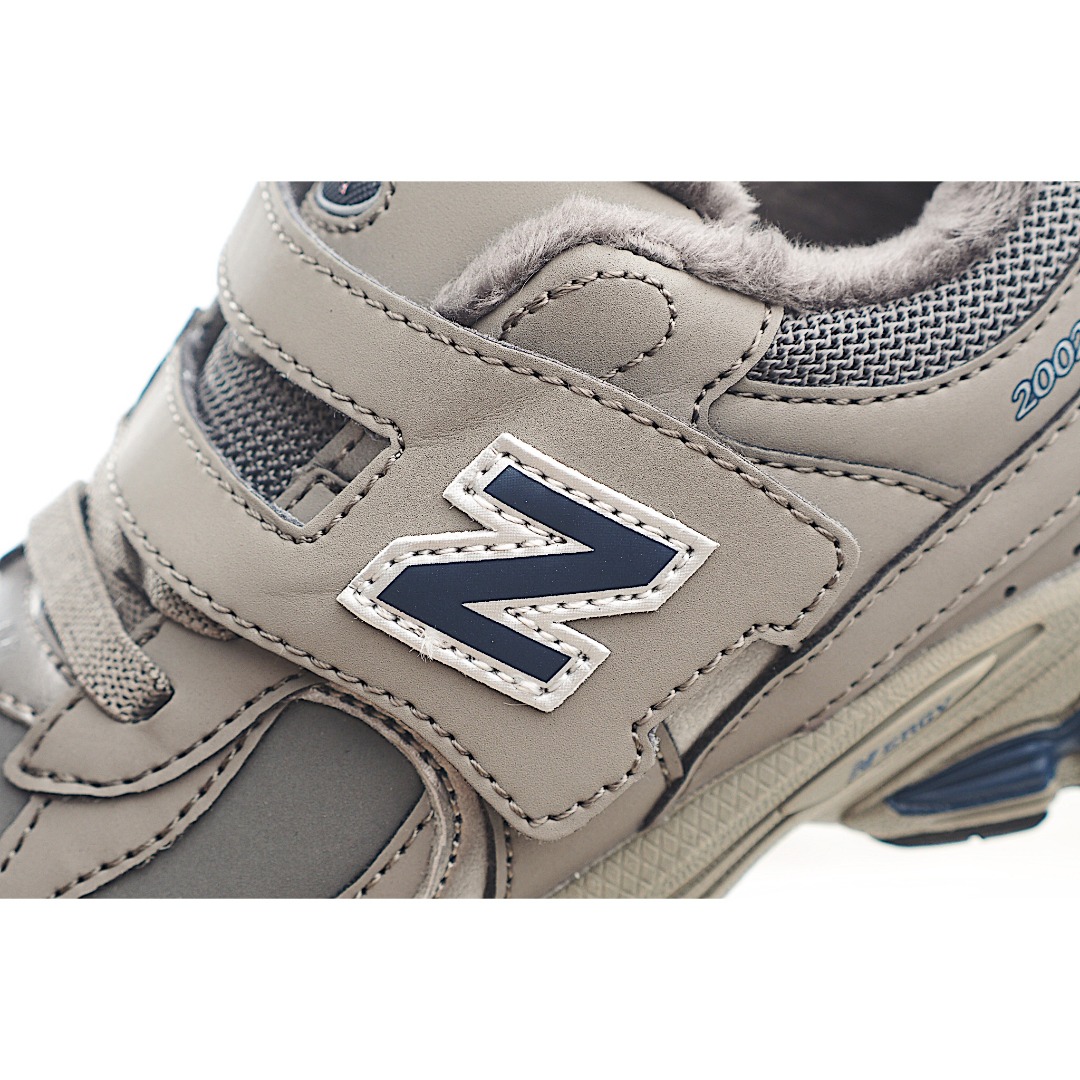 图片[7]-NB 2002 加绒松紧带魔术贴童鞋 以千禧年代跑鞋为设计灵感，专为活泼好动的孩子打造。 鞋底结合ABZORB中底与N-ergy外底，缓震同时吸收冲击力。 简约皮革鞋面抗磨耐穿，魔鬼毡束带方便孩子快速调整松紧。加绒內里在冬季为儿童双脚提供温暧保障。 尺码：26-37 货号：RA-选品中心