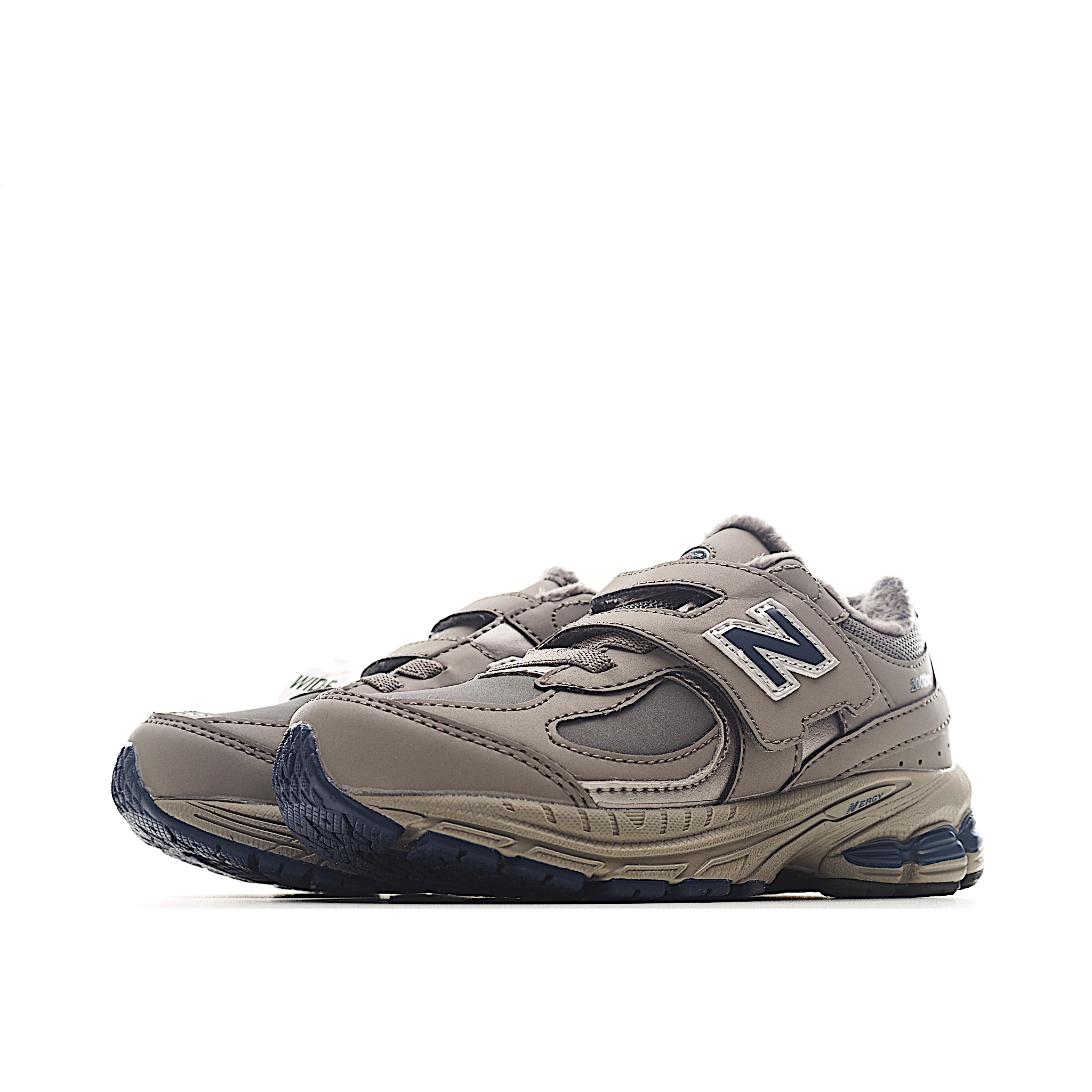 图片[3]-NB 2002 加绒松紧带魔术贴童鞋 以千禧年代跑鞋为设计灵感，专为活泼好动的孩子打造。 鞋底结合ABZORB中底与N-ergy外底，缓震同时吸收冲击力。 简约皮革鞋面抗磨耐穿，魔鬼毡束带方便孩子快速调整松紧。加绒內里在冬季为儿童双脚提供温暧保障。 尺码：26-37 货号：RA-选品中心