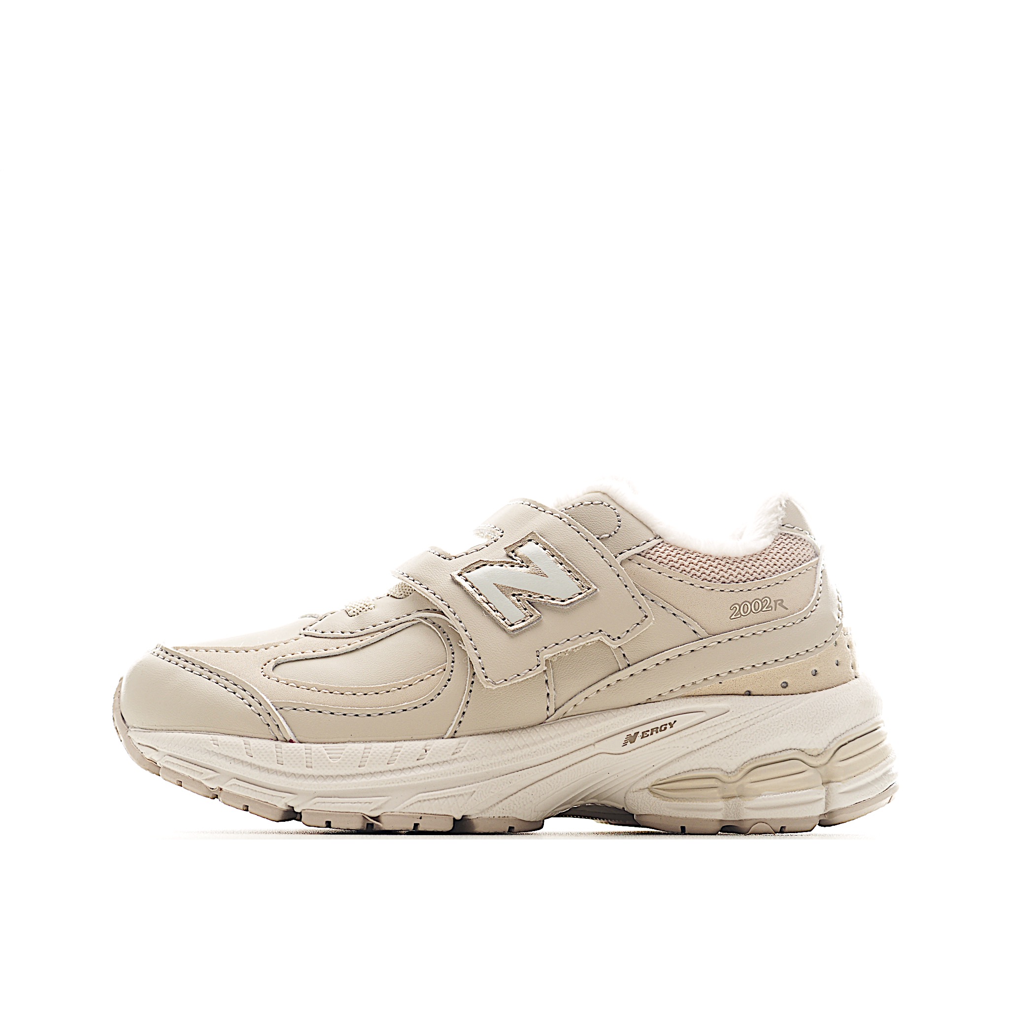 NB 2002 加绒松紧带魔术贴童鞋 以千禧年代跑鞋为设计灵感，专为活泼好动的孩子打造。 鞋底结合ABZORB中底与N-ergy外底，缓震同时吸收冲击力。 简约皮革鞋面抗磨耐穿，魔鬼毡束带方便孩子快速调整松紧。加绒內里在冬季为儿童双脚提供温暧保障。 尺码：26-37 货号：TM-选品中心