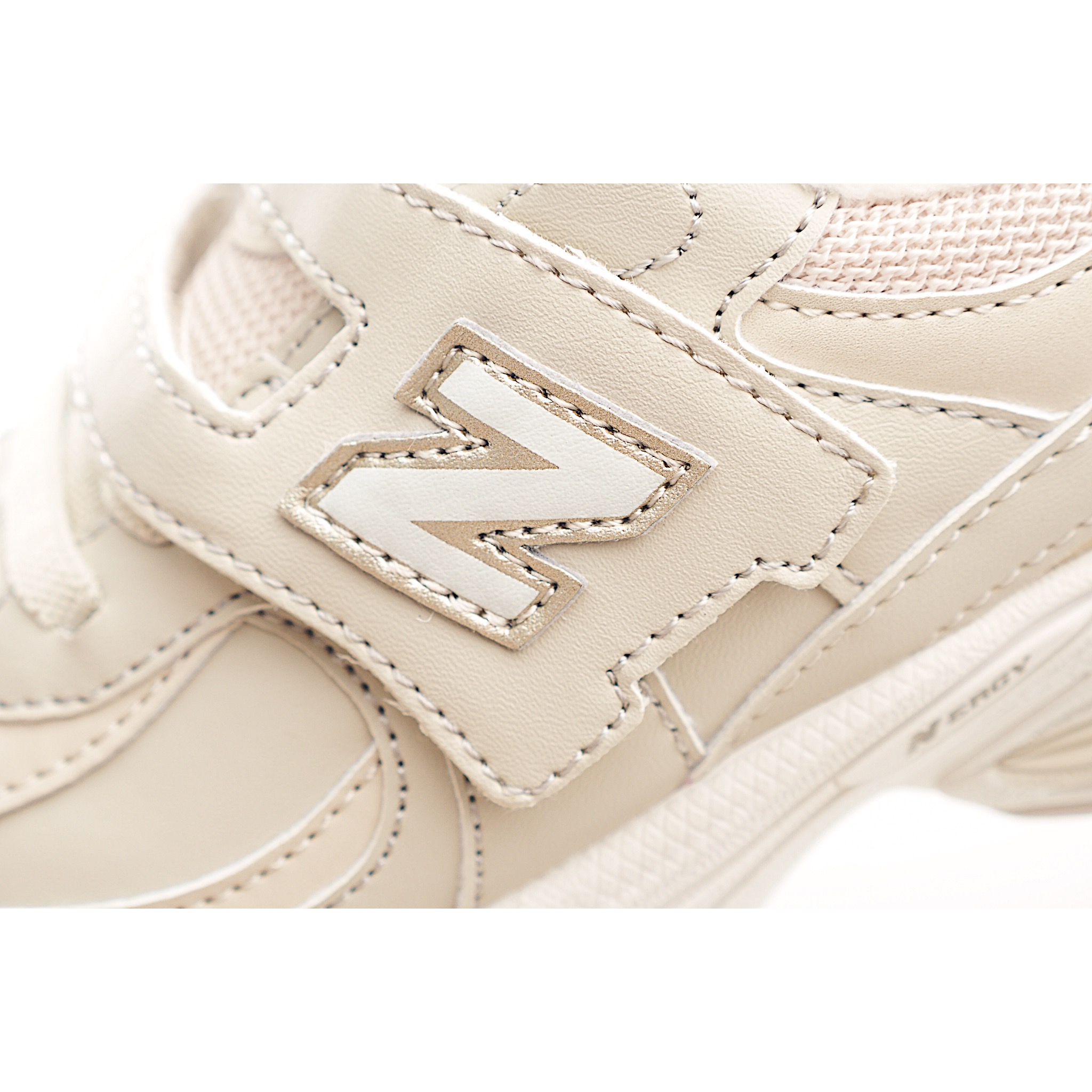 图片[7]-NB 2002 加绒松紧带魔术贴童鞋 以千禧年代跑鞋为设计灵感，专为活泼好动的孩子打造。 鞋底结合ABZORB中底与N-ergy外底，缓震同时吸收冲击力。 简约皮革鞋面抗磨耐穿，魔鬼毡束带方便孩子快速调整松紧。加绒內里在冬季为儿童双脚提供温暧保障。 尺码：26-37 货号：TM-选品中心