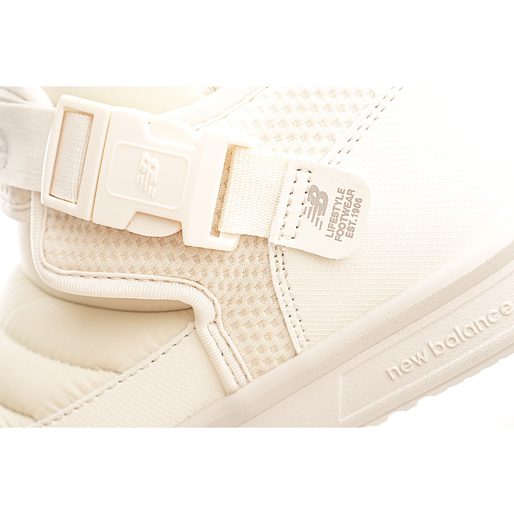 图片[9]-NB 大篷车 雪地童靴 专为儿童设计的舒适童鞋！柔软鞋面搭配魔鬼毡设计，轻松穿脱，方便好动的宝贝。鞋内拉绒材质提供温暖舒适的贴合度，避震中底提供绝佳缓冲，让宝贝探索世界更舒适自在。经典黑色百搭时尚，是您宝贝成长路上的最佳伙伴！ 货号：T1 尺码：24-39-选品中心