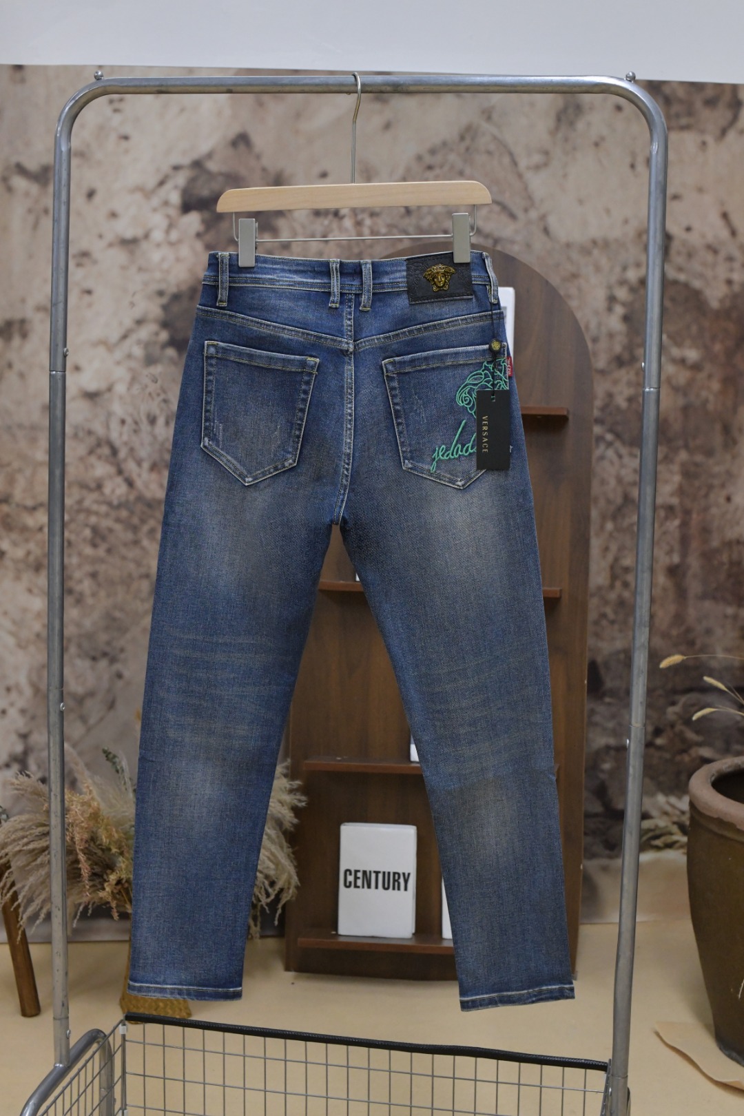 Versace Vancez 2024ss Fantascheux Jeans: Modern Innovation in Classic Style - 图片 1