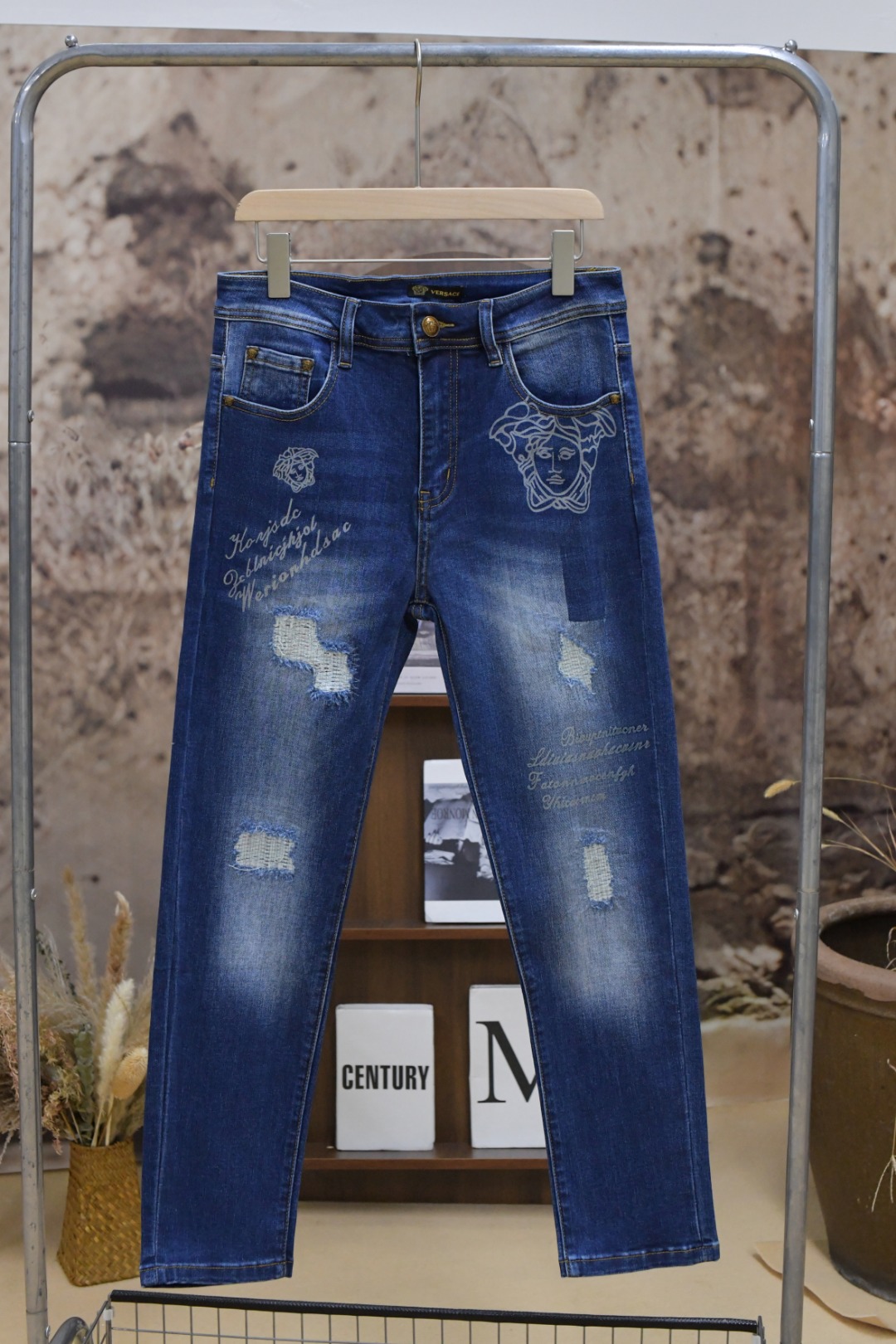Versace Vancez 2024ss Men’s Metal Button Jeans: Modern Innovation in Classic Style - 图片 2