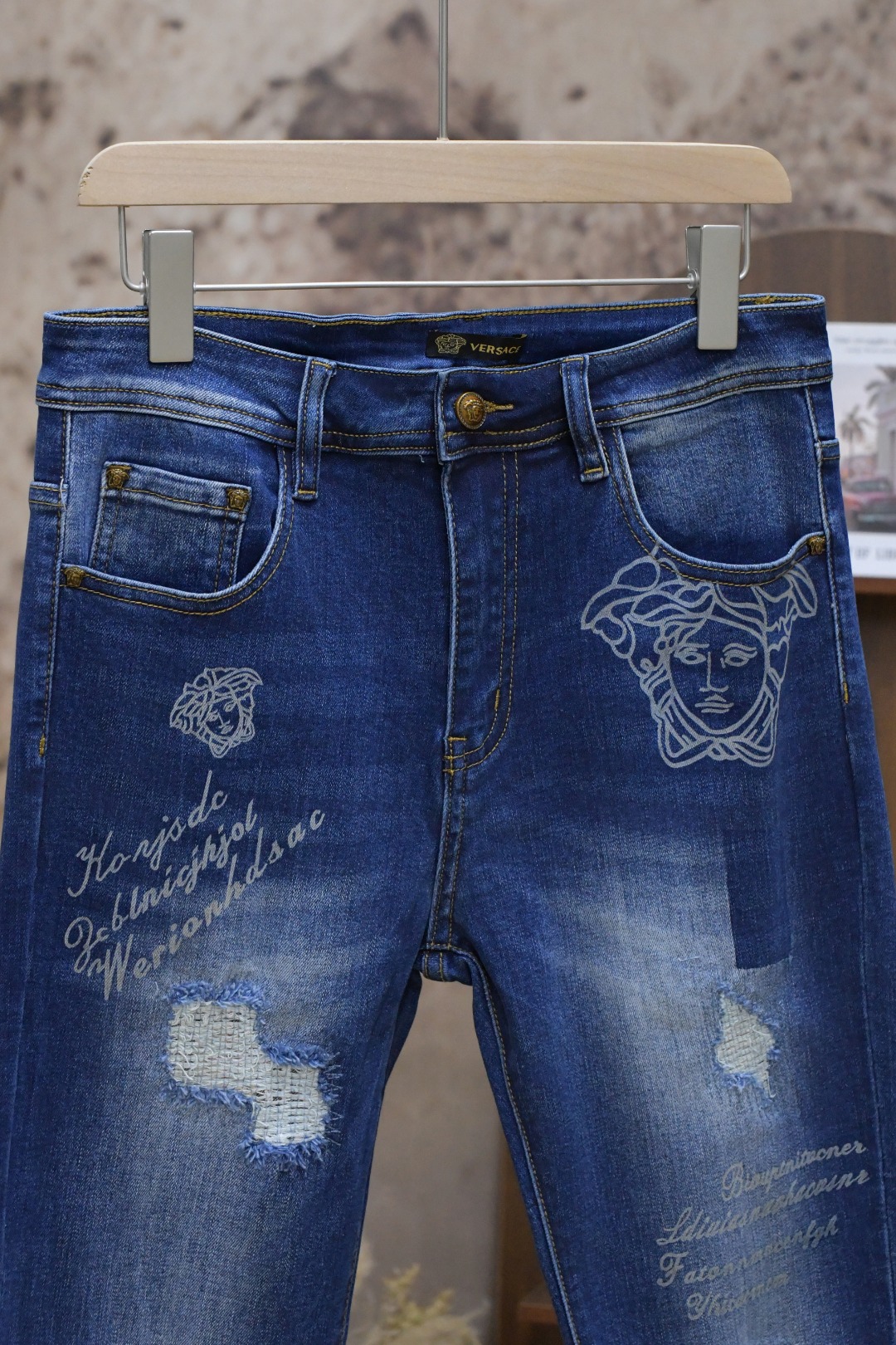 Versace Vancez 2024ss Men’s Metal Button Jeans: Modern Innovation in Classic Style - 图片 4