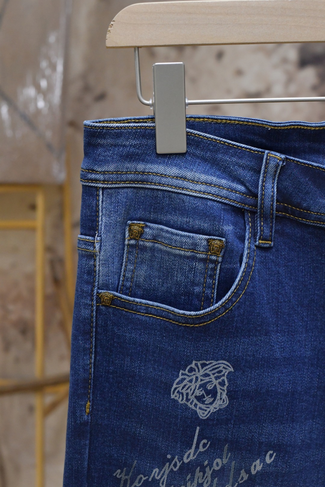Versace Vancez 2024ss Men’s Metal Button Jeans: Modern Innovation in Classic Style - 图片 5