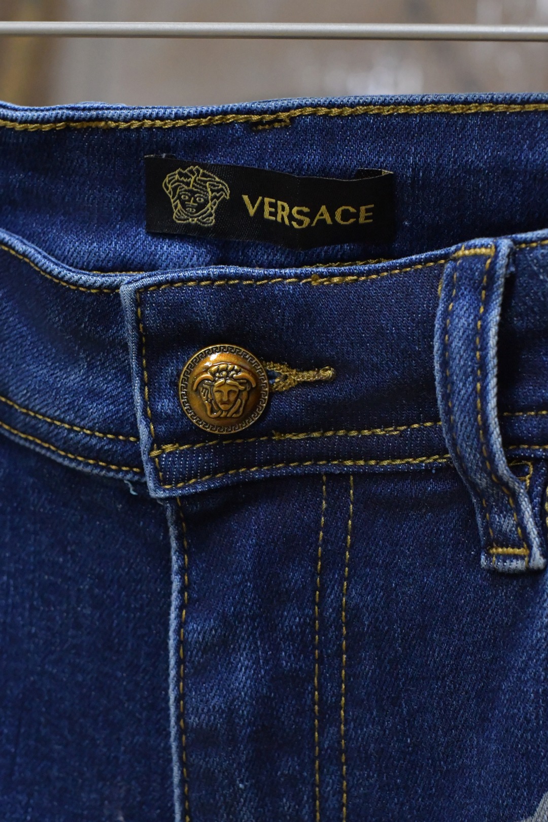 Versace Vancez 2024ss Men’s Metal Button Jeans: Modern Innovation in Classic Style - 图片 6