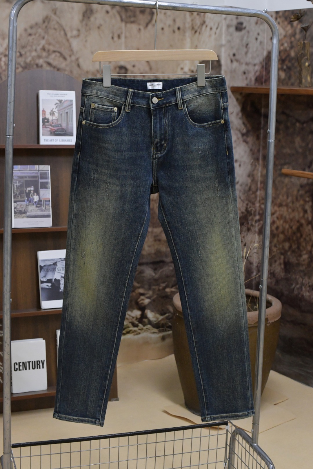 909#P160💰爆款🔥 🔥圣罗兰. 25秋冬新品原单高端男士牛仔裤!奢华经典品牌LOGO配饰 专柜热销款 身穿着非常舒适 低调不失奢华 穿出去非常有档次 裤型款式和裁剪亦无需多言 上身精致跃然👍高档一等一顶级质料 真正殿堂级的牛仔布选用✂ 高档顶级洗水牛仔面料,品质卓然,经过重水洗使得裤子很柔软!不挑人 上身绝对的有型 极度奢华。 专柜尺码: 28-38🈚35.37