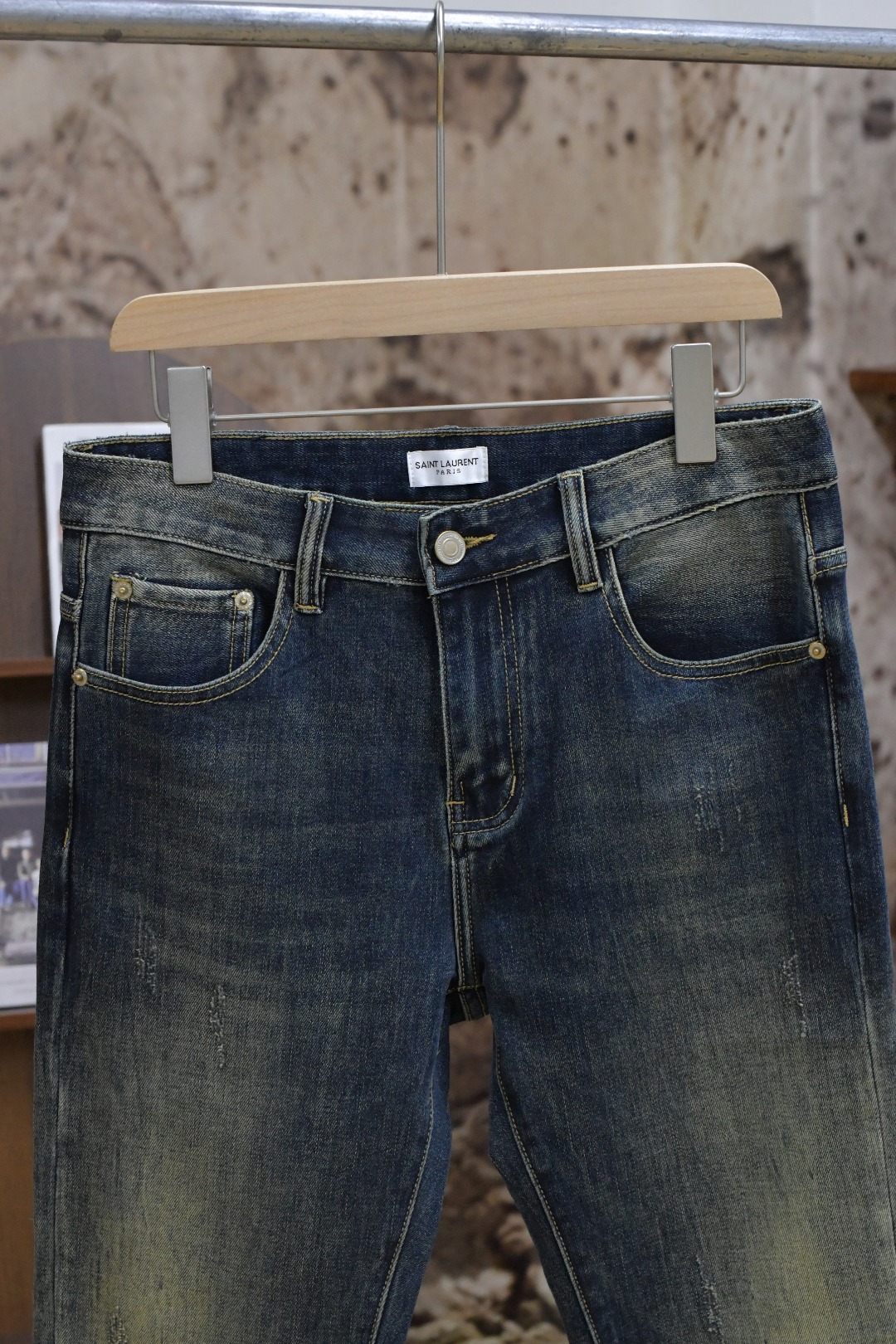 909#P160💰爆款🔥 🔥圣罗兰. 25秋冬新品原单高端男士牛仔裤!奢华经典品牌LOGO配饰 专柜热销款 身穿着非常舒适 低调不失奢华 穿出去非常有档次 裤型款式和裁剪亦无需多言 上身精致跃然👍高档一等一顶级质料 真正殿堂级的牛仔布选用✂ 高档顶级洗水牛仔面料,品质卓然,经过重水洗使得裤子很柔软!不挑人 上身绝对的有型 极度奢华。 专柜尺码: 28-38🈚35.37