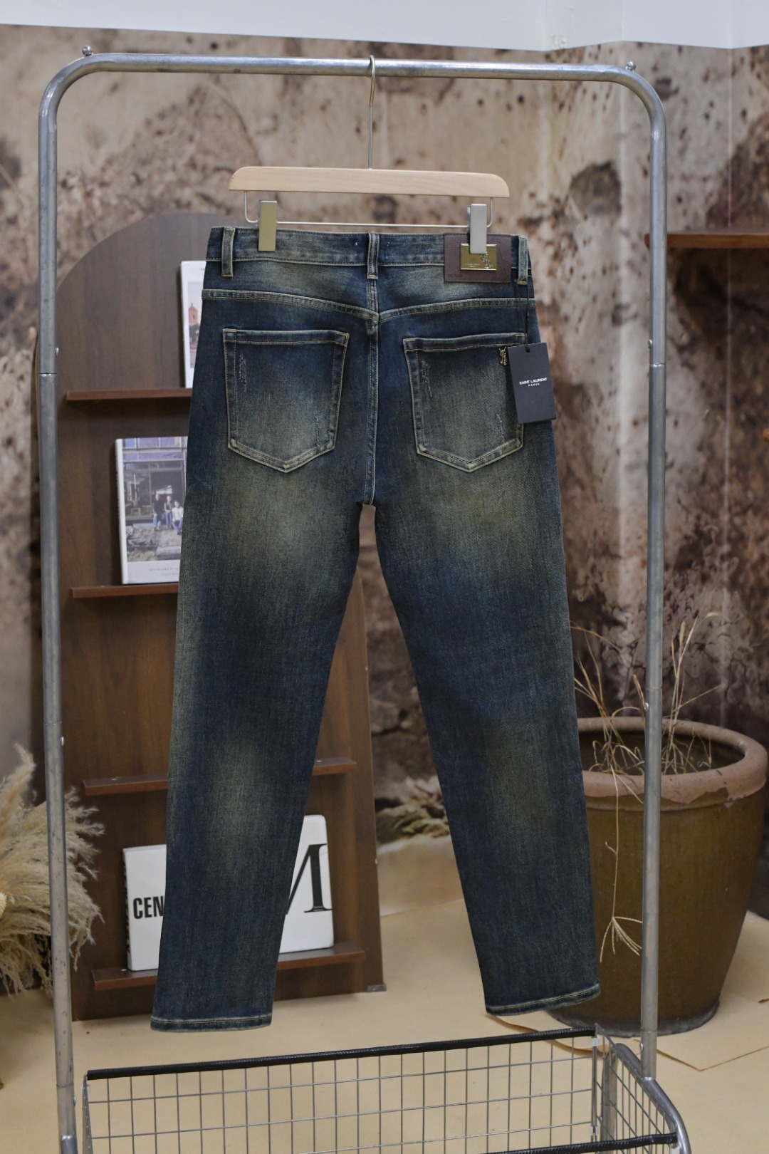 909#P160💰爆款🔥 🔥圣罗兰. 25秋冬新品原单高端男士牛仔裤!奢华经典品牌LOGO配饰 专柜热销款 身穿着非常舒适 低调不失奢华 穿出去非常有档次 裤型款式和裁剪亦无需多言 上身精致跃然👍高档一等一顶级质料 真正殿堂级的牛仔布选用✂ 高档顶级洗水牛仔面料,品质卓然,经过重水洗使得裤子很柔软!不挑人 上身绝对的有型 极度奢华。 专柜尺码: 28-38🈚35.37
