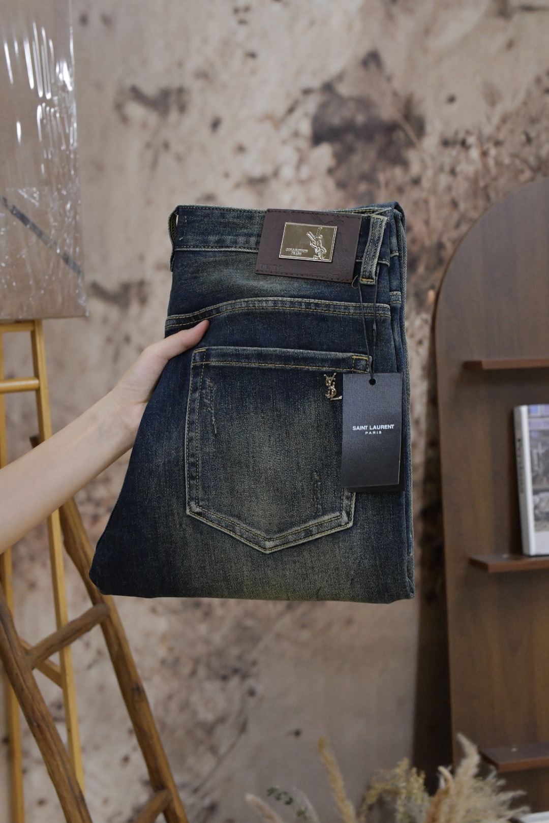 909#P160💰爆款🔥 🔥圣罗兰. 25秋冬新品原单高端男士牛仔裤!奢华经典品牌LOGO配饰 专柜热销款 身穿着非常舒适 低调不失奢华 穿出去非常有档次 裤型款式和裁剪亦无需多言 上身精致跃然👍高档一等一顶级质料 真正殿堂级的牛仔布选用✂ 高档顶级洗水牛仔面料,品质卓然,经过重水洗使得裤子很柔软!不挑人 上身绝对的有型 极度奢华。 专柜尺码: 28-38🈚35.37