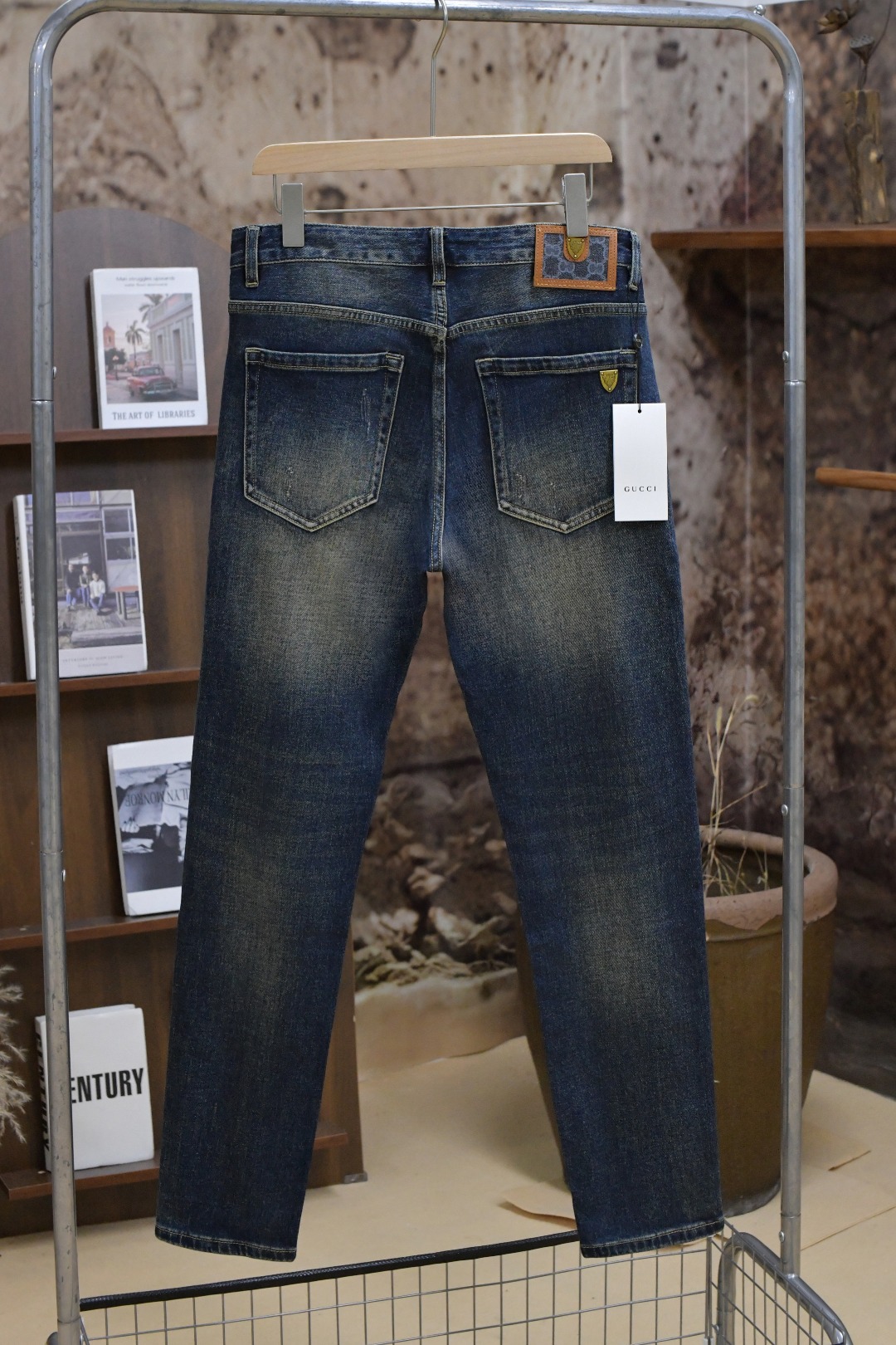 912#P160💰爆款🔥,GUCCI 古驰,25ss秋冬季最新品,专柜同步有售,原单狠货,水洗休闲牛仔裤,进口原版水洗弹力面料,舒适有弹性,独特设计风格,顶级浮雕工艺字母图案logo,原版五金辅料装饰,档次极高,上身帅气有型,2️⃣色推荐,码数:28-38