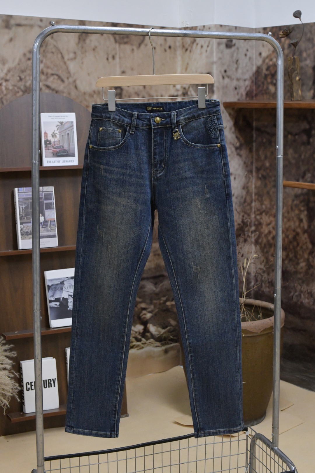 New Versace Vancez Jeans for Autumn/Winter 2024: Modern Innovation with Classic Style - 图片 2