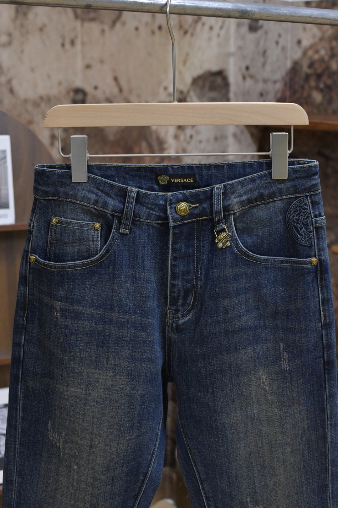 New Versace Vancez Jeans for Autumn/Winter 2024: Modern Innovation with Classic Style - 图片 4